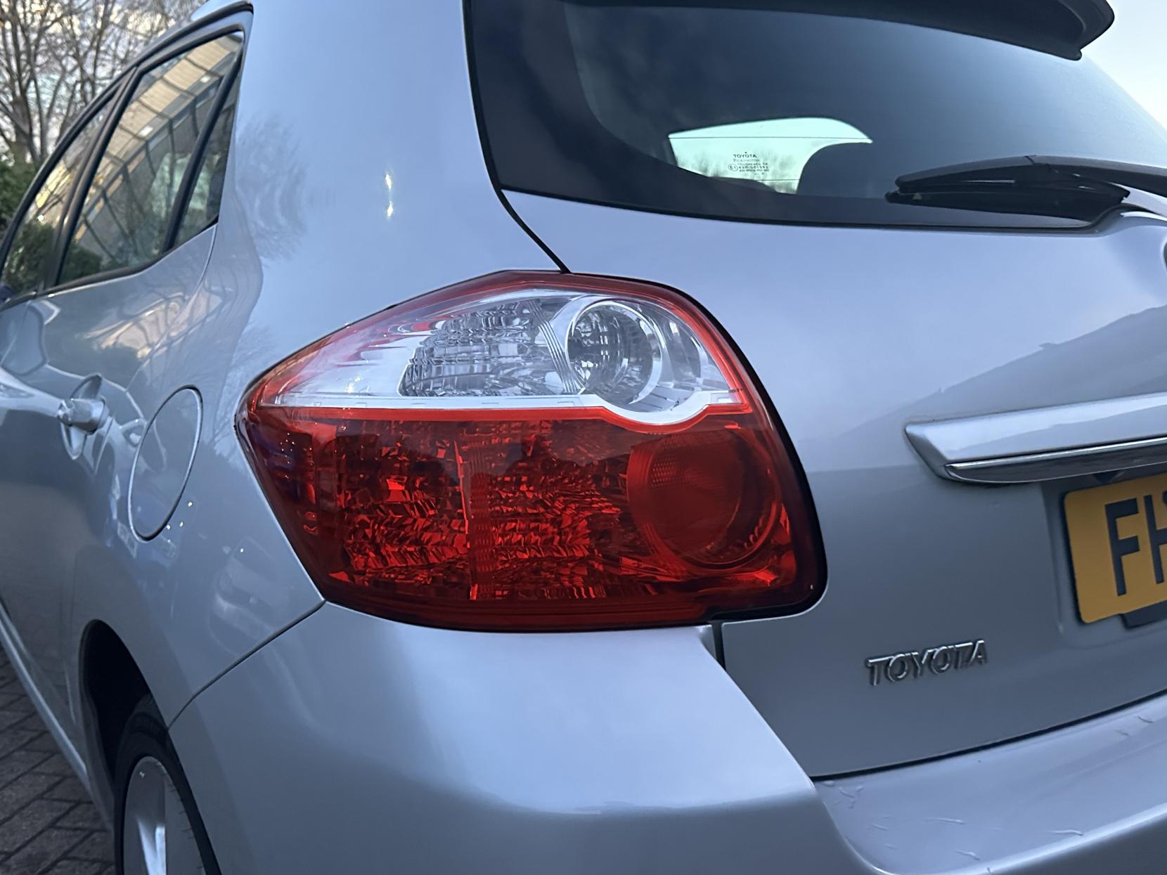 Toyota Auris 1.8 VVT-h T Spirit Hatchback 5dr Petrol Hybrid CVT Euro 5 (s/s) (136 ps)