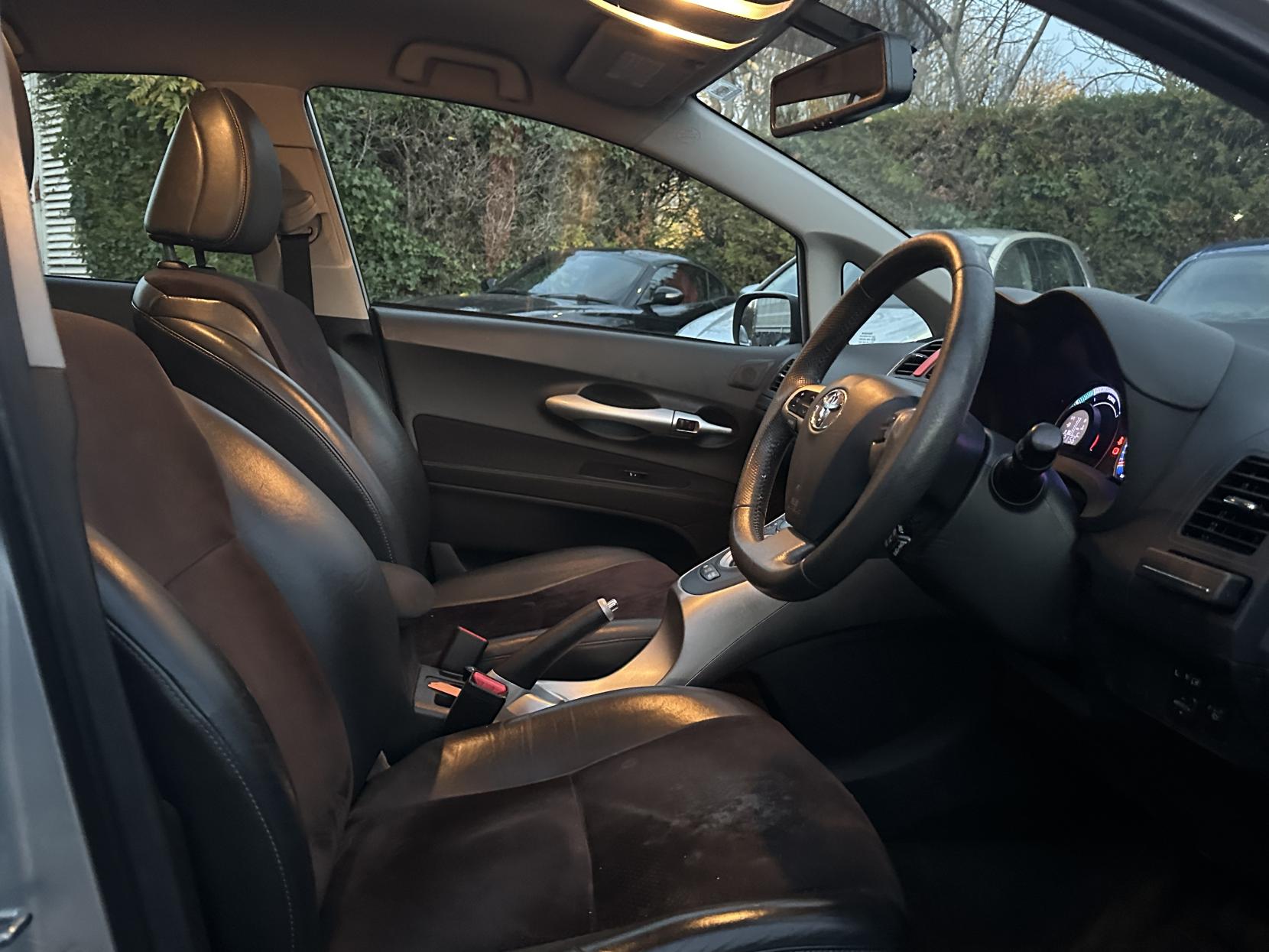 Toyota Auris 1.8 VVT-h T Spirit Hatchback 5dr Petrol Hybrid CVT Euro 5 (s/s) (136 ps)