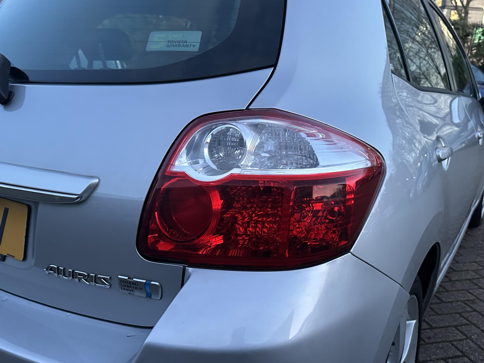 Toyota Auris 1.8 VVT-h T Spirit Hatchback 5dr Petrol Hybrid CVT Euro 5 (s/s) (136 ps)