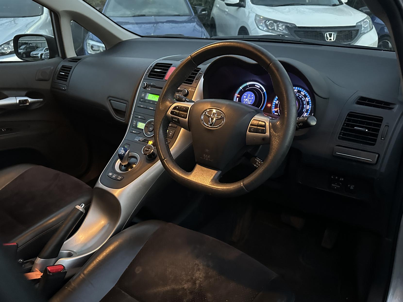 Toyota Auris 1.8 VVT-h T Spirit Hatchback 5dr Petrol Hybrid CVT Euro 5 (s/s) (136 ps)