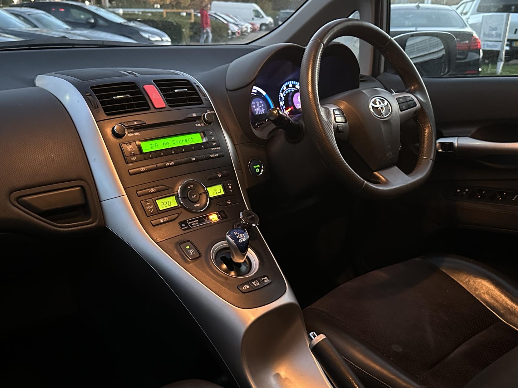 Toyota Auris 1.8 VVT-h T Spirit Hatchback 5dr Petrol Hybrid CVT Euro 5 (s/s) (136 ps)