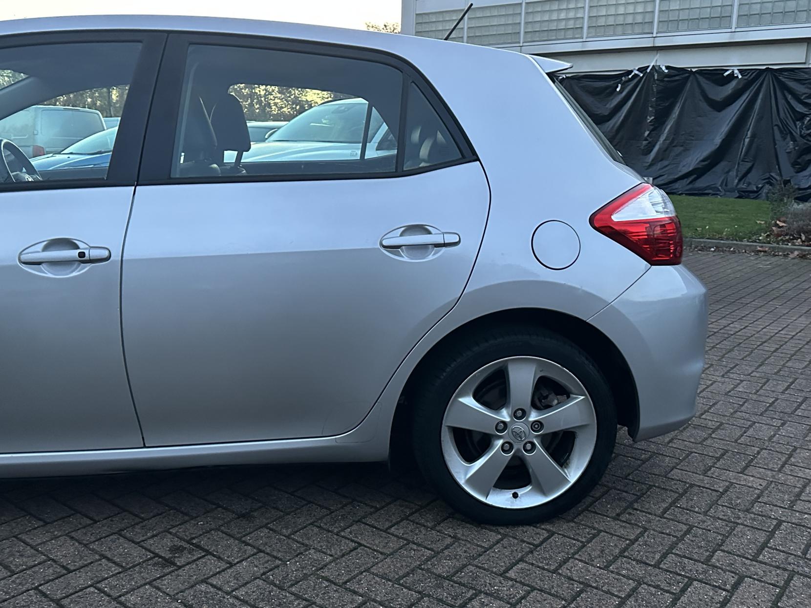 Toyota Auris 1.8 VVT-h T Spirit Hatchback 5dr Petrol Hybrid CVT Euro 5 (s/s) (136 ps)