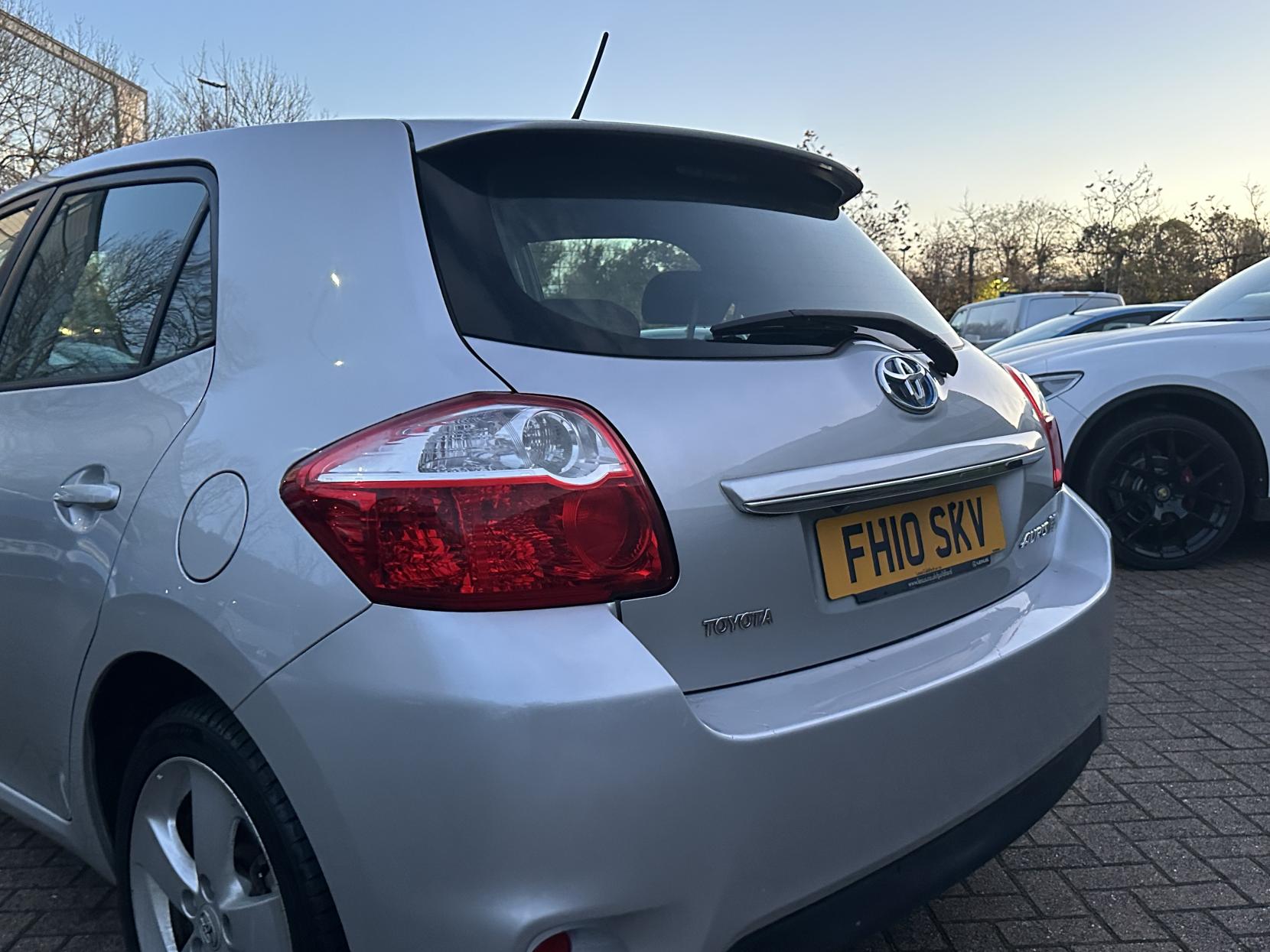 Toyota Auris 1.8 VVT-h T Spirit Hatchback 5dr Petrol Hybrid CVT Euro 5 (s/s) (136 ps)