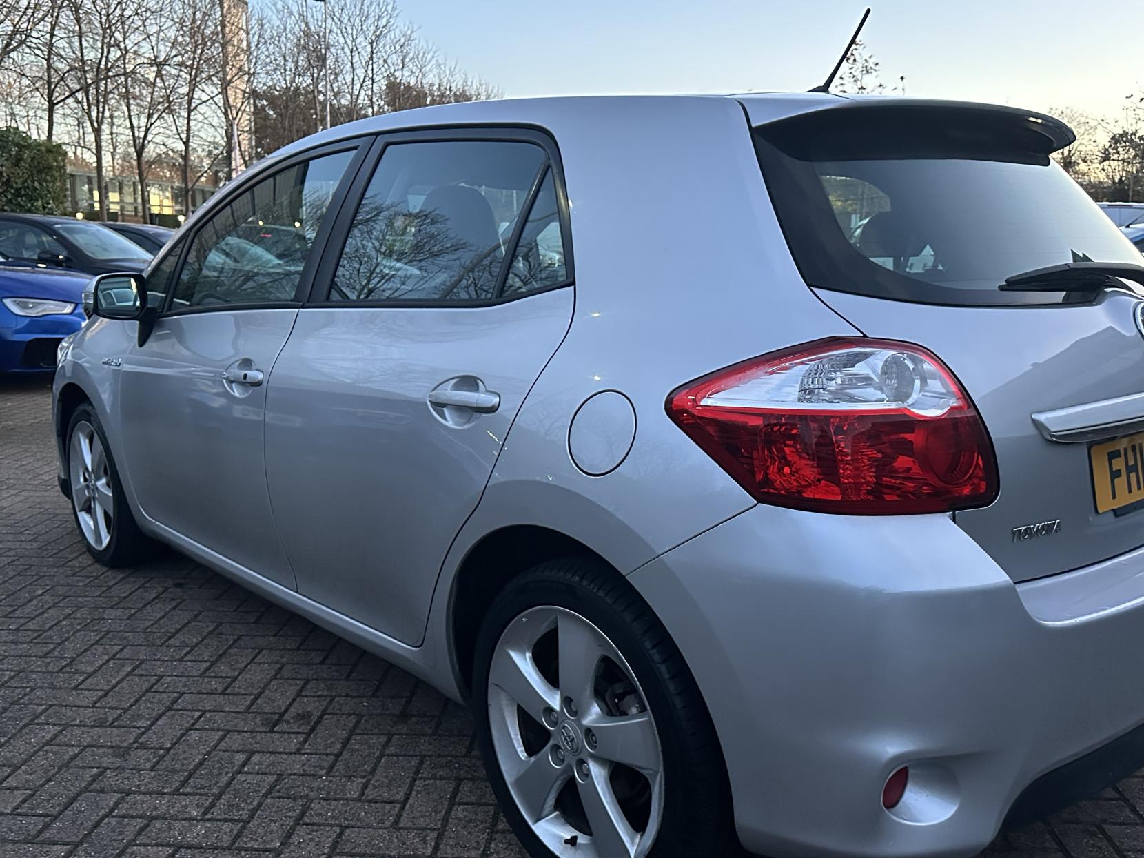 Toyota Auris 1.8 VVT-h T Spirit Hatchback 5dr Petrol Hybrid CVT Euro 5 (s/s) (136 ps)