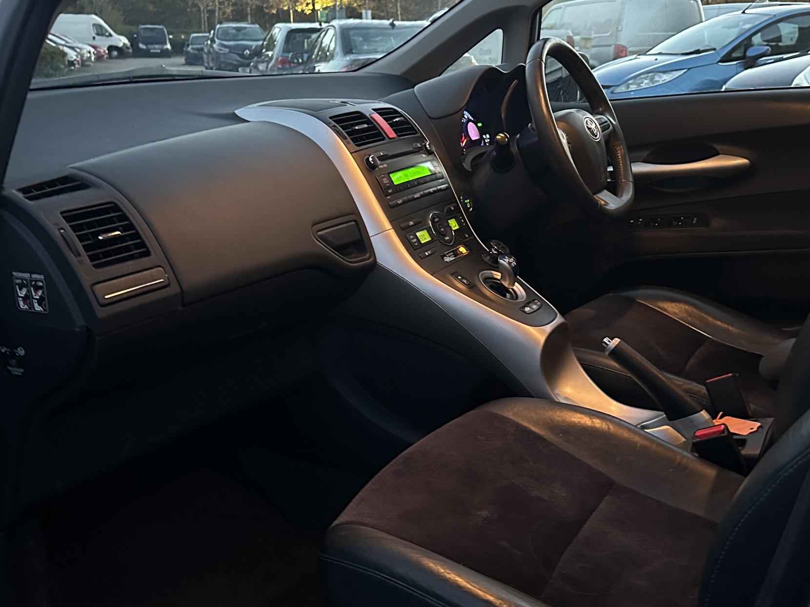 Toyota Auris 1.8 VVT-h T Spirit Hatchback 5dr Petrol Hybrid CVT Euro 5 (s/s) (136 ps)