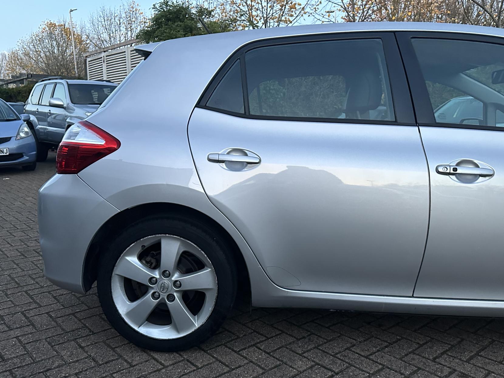 Toyota Auris 1.8 VVT-h T Spirit Hatchback 5dr Petrol Hybrid CVT Euro 5 (s/s) (136 ps)