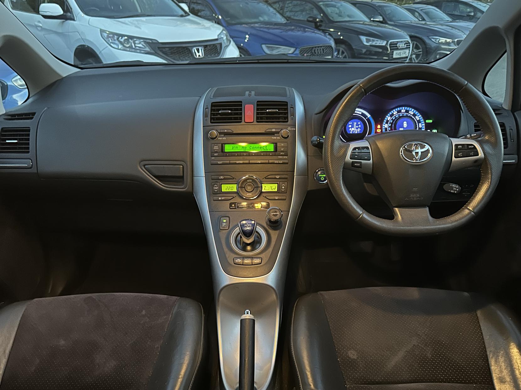 Toyota Auris 1.8 VVT-h T Spirit Hatchback 5dr Petrol Hybrid CVT Euro 5 (s/s) (136 ps)