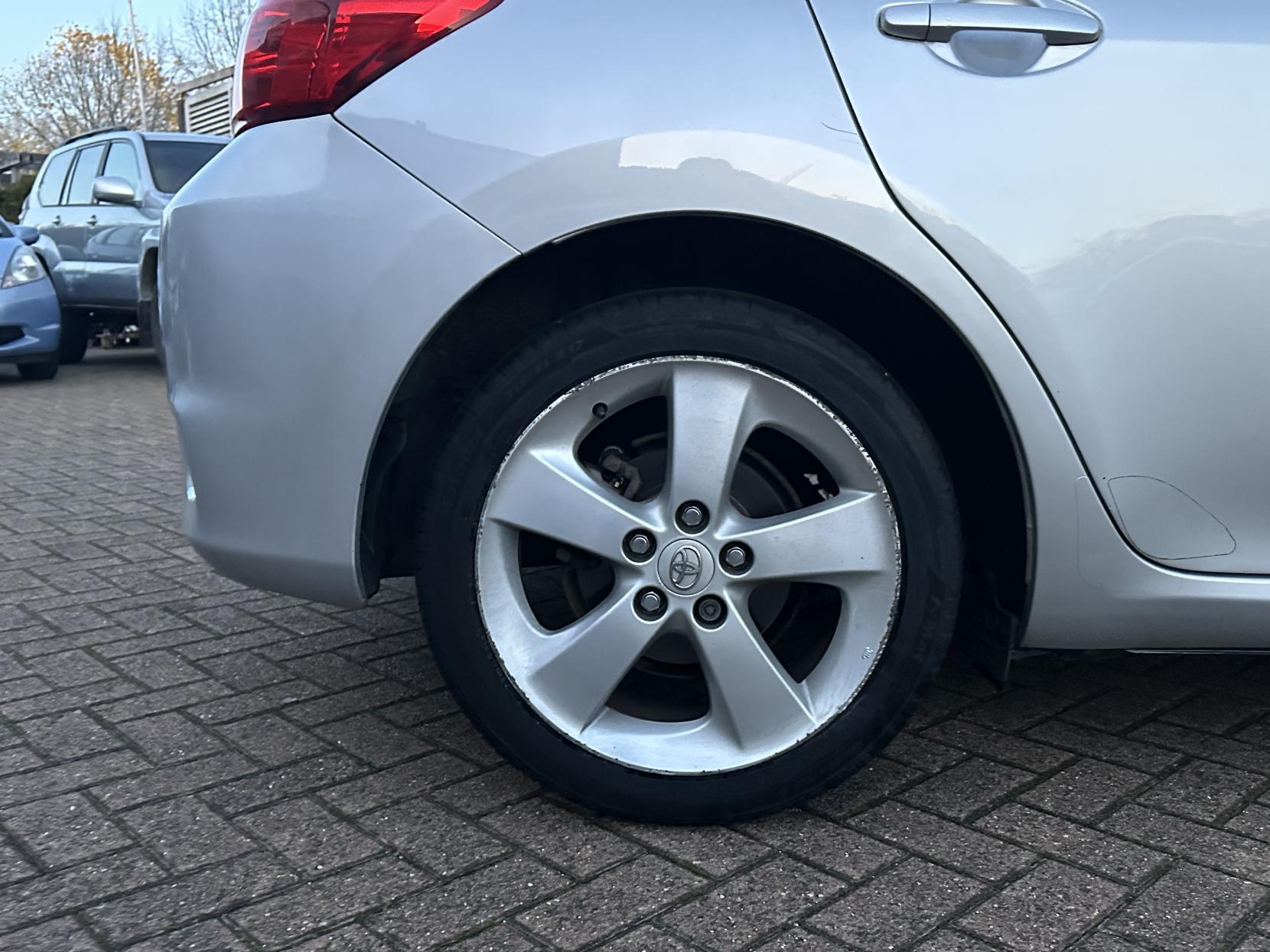 Toyota Auris 1.8 VVT-h T Spirit Hatchback 5dr Petrol Hybrid CVT Euro 5 (s/s) (136 ps)