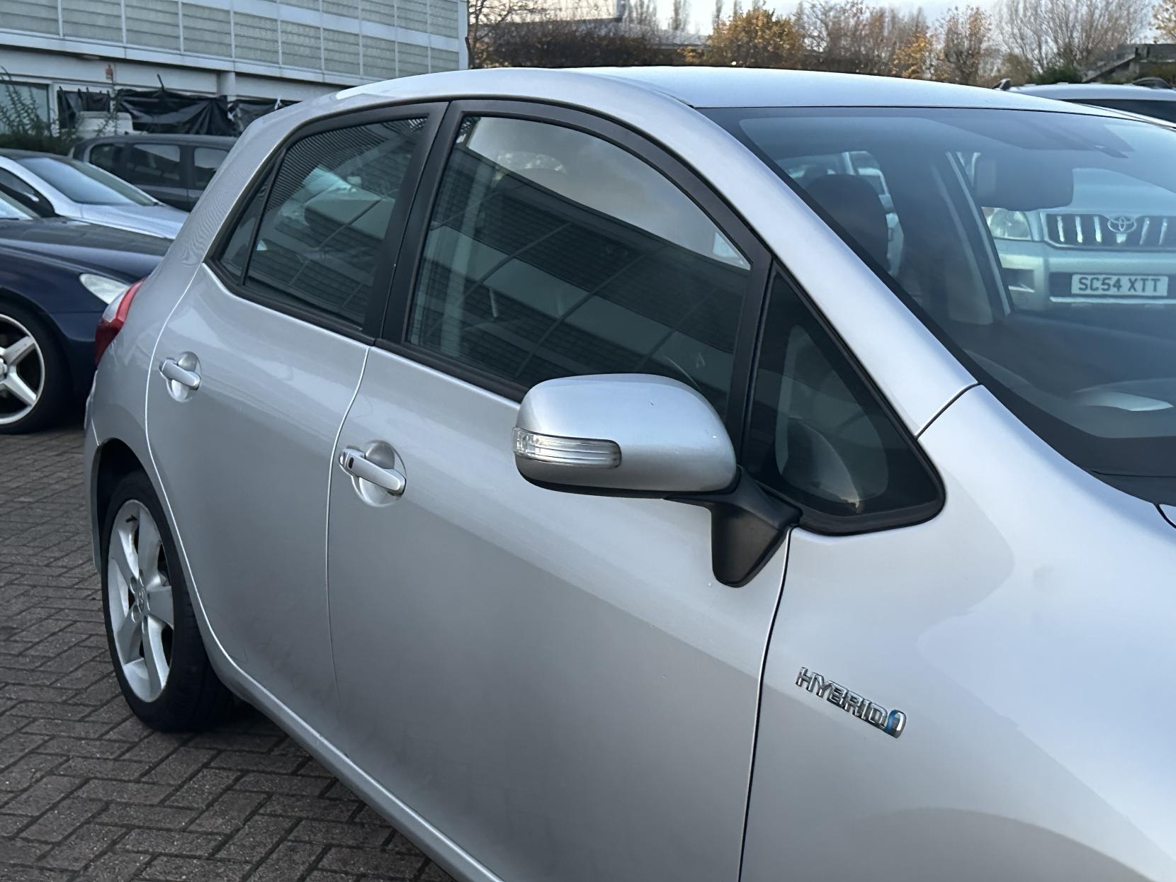 Toyota Auris 1.8 VVT-h T Spirit Hatchback 5dr Petrol Hybrid CVT Euro 5 (s/s) (136 ps)