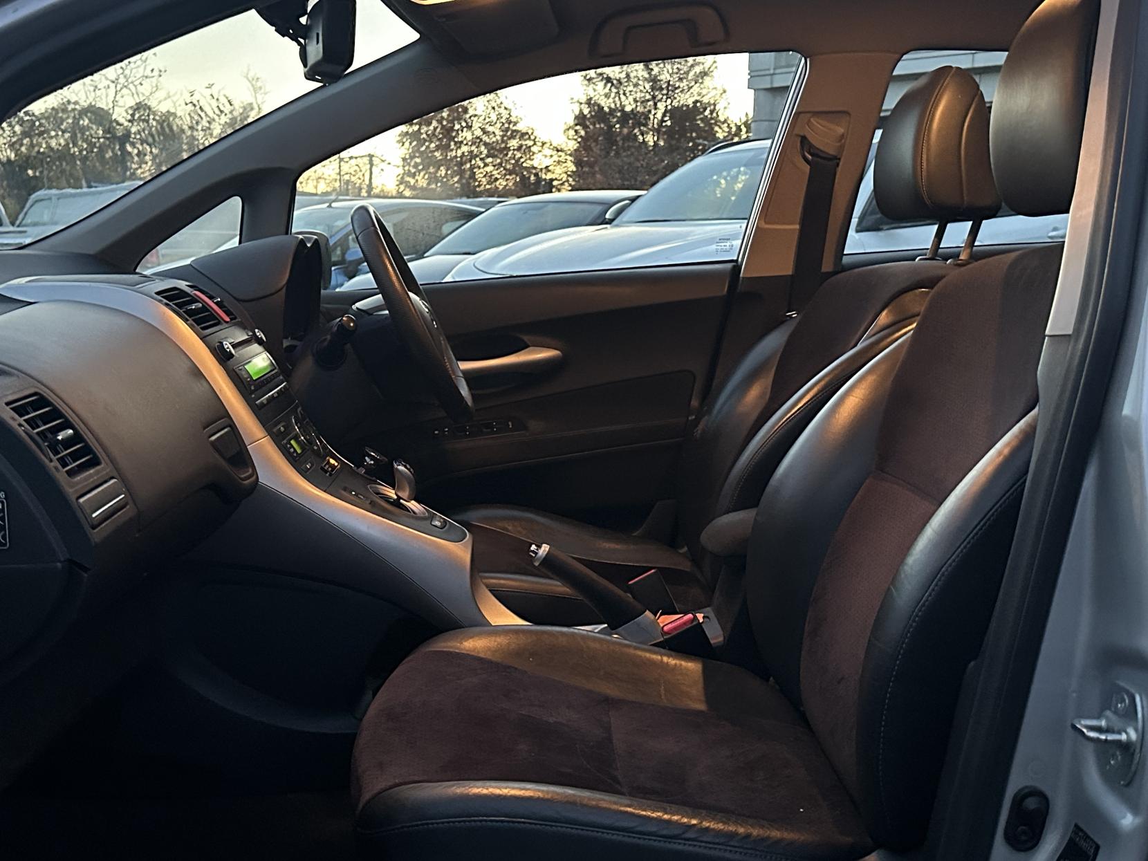 Toyota Auris 1.8 VVT-h T Spirit Hatchback 5dr Petrol Hybrid CVT Euro 5 (s/s) (136 ps)