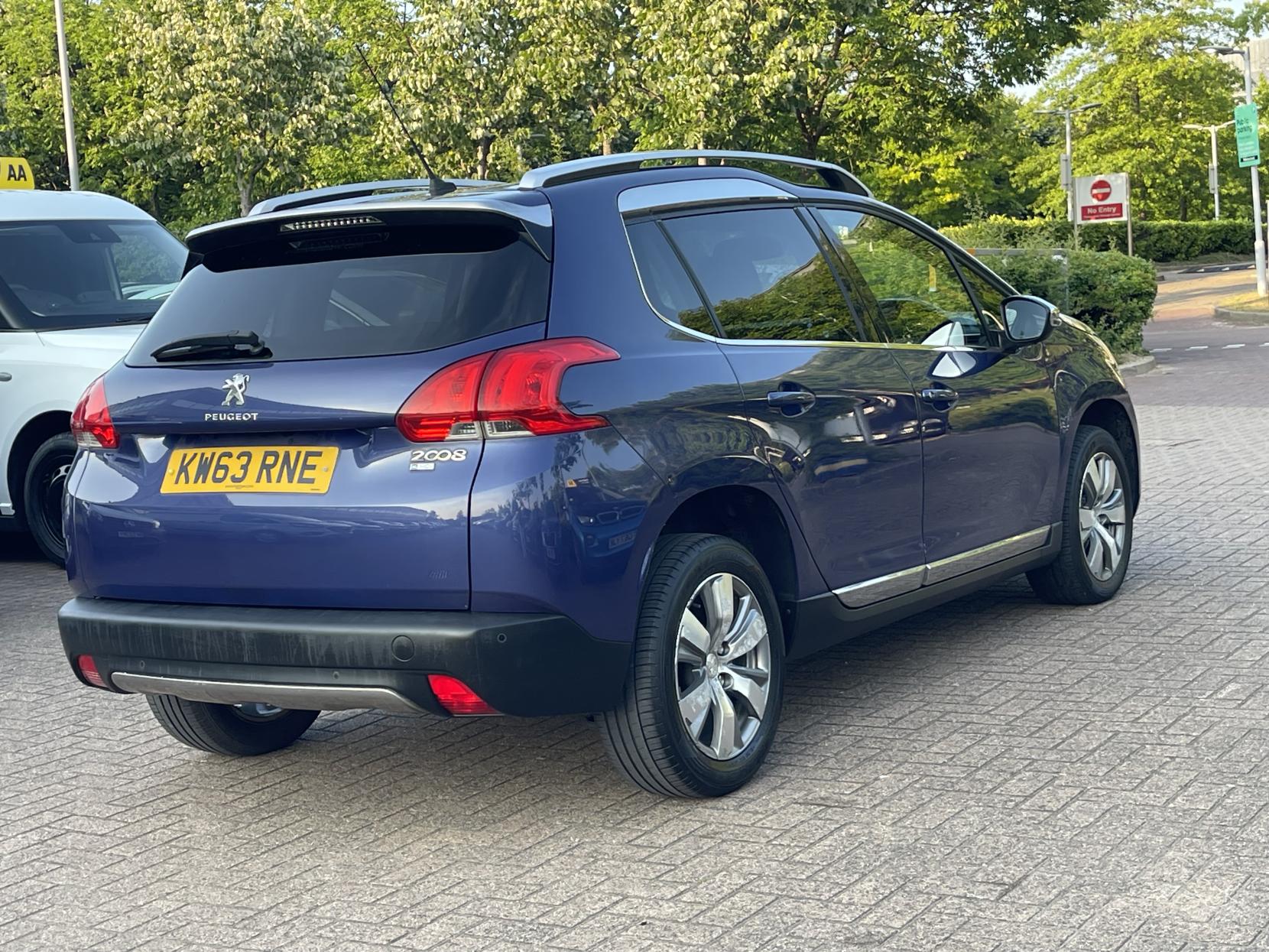 Peugeot 2008 1.6 e-HDi Allure SUV 5dr Diesel EGC Euro 5 (s/s) (92 ps)