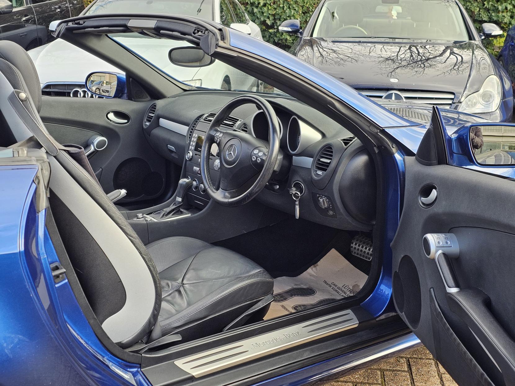 Mercedes-Benz SLK 1.8 SLK200 Kompressor Convertible 2dr Petrol Automatic (211 g/km, 163 bhp)