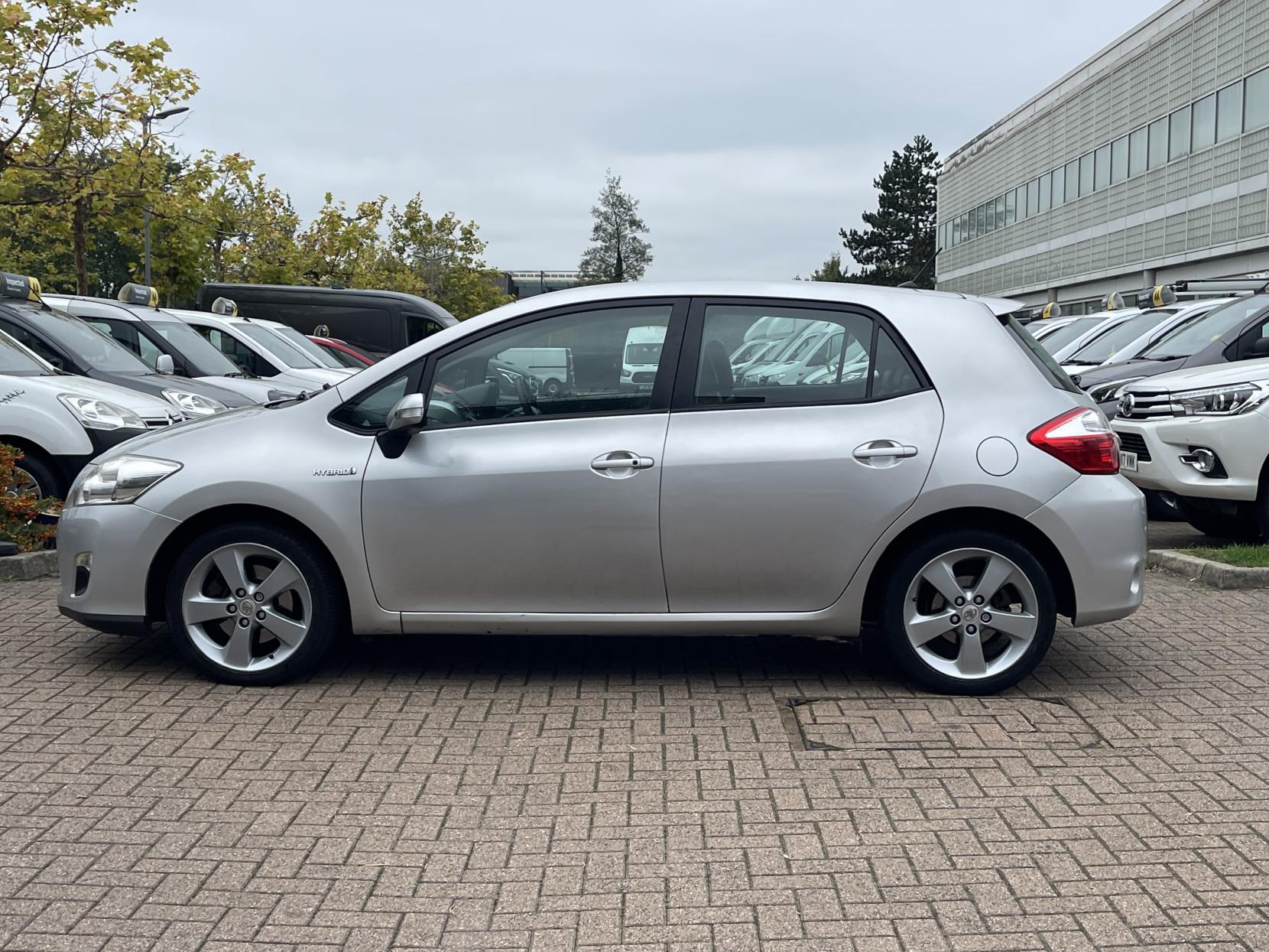 Toyota Auris 1.8 VVT-h T Spirit Hatchback 5dr Petrol Hybrid CVT Euro 5 (s/s) (136 ps)