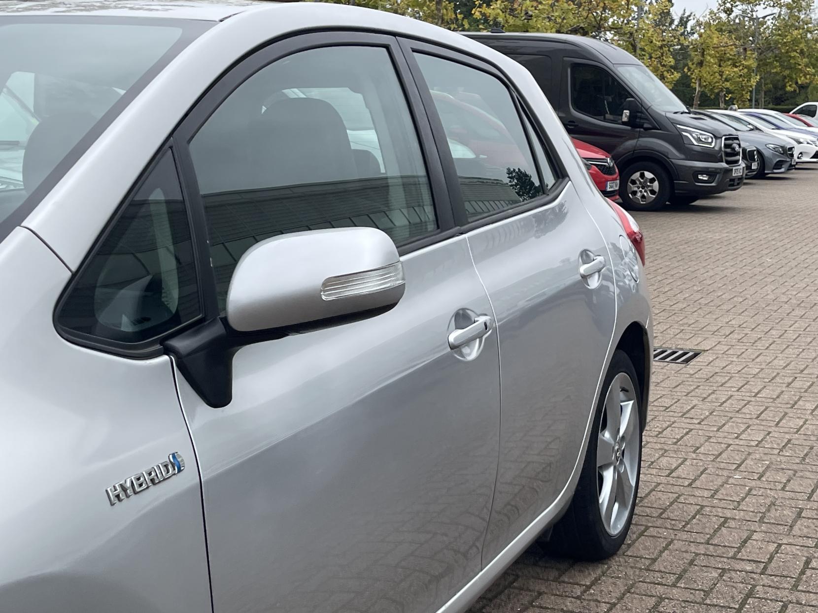 Toyota Auris 1.8 VVT-h T Spirit Hatchback 5dr Petrol Hybrid CVT Euro 5 (s/s) (136 ps)