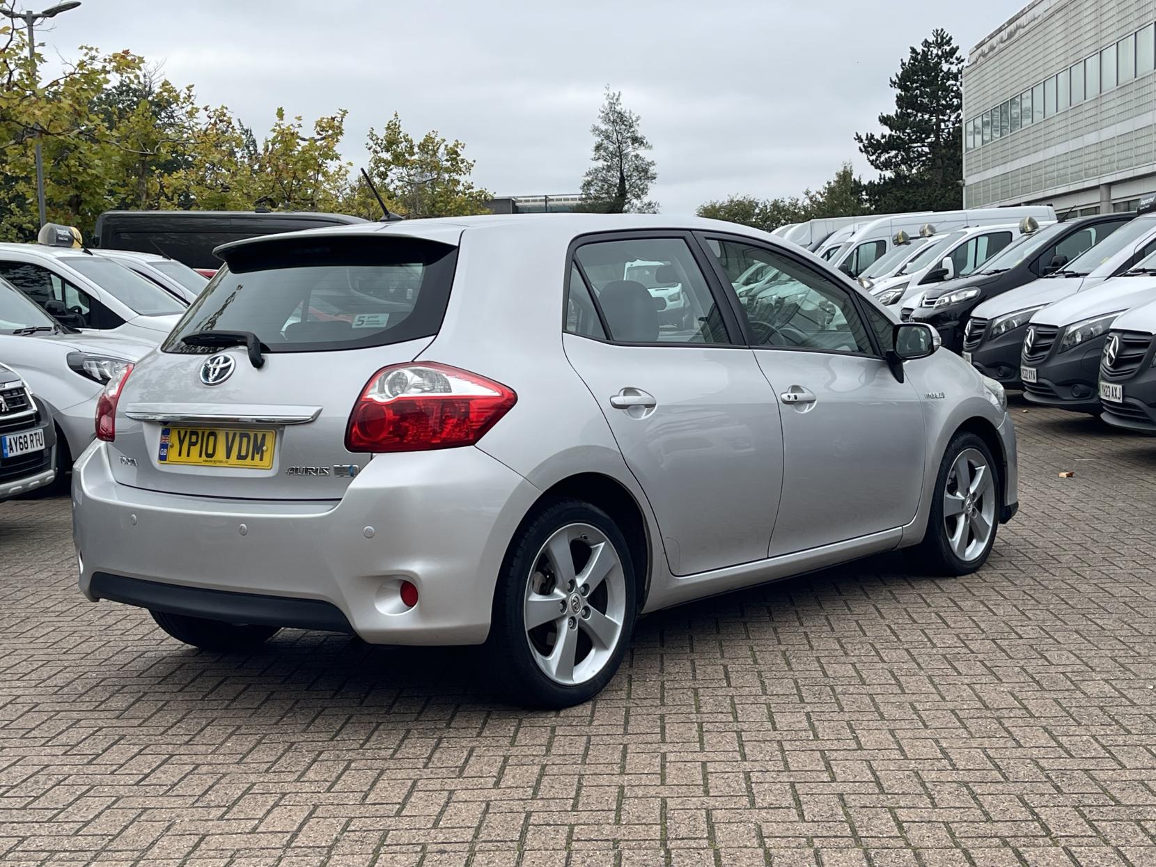 Toyota Auris 1.8 VVT-h T Spirit Hatchback 5dr Petrol Hybrid CVT Euro 5 (s/s) (136 ps)