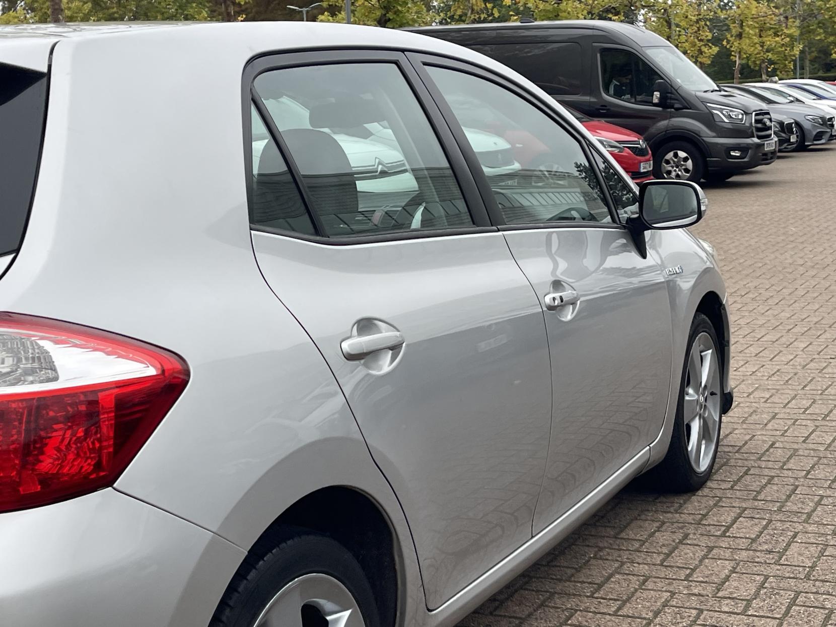 Toyota Auris 1.8 VVT-h T Spirit Hatchback 5dr Petrol Hybrid CVT Euro 5 (s/s) (136 ps)