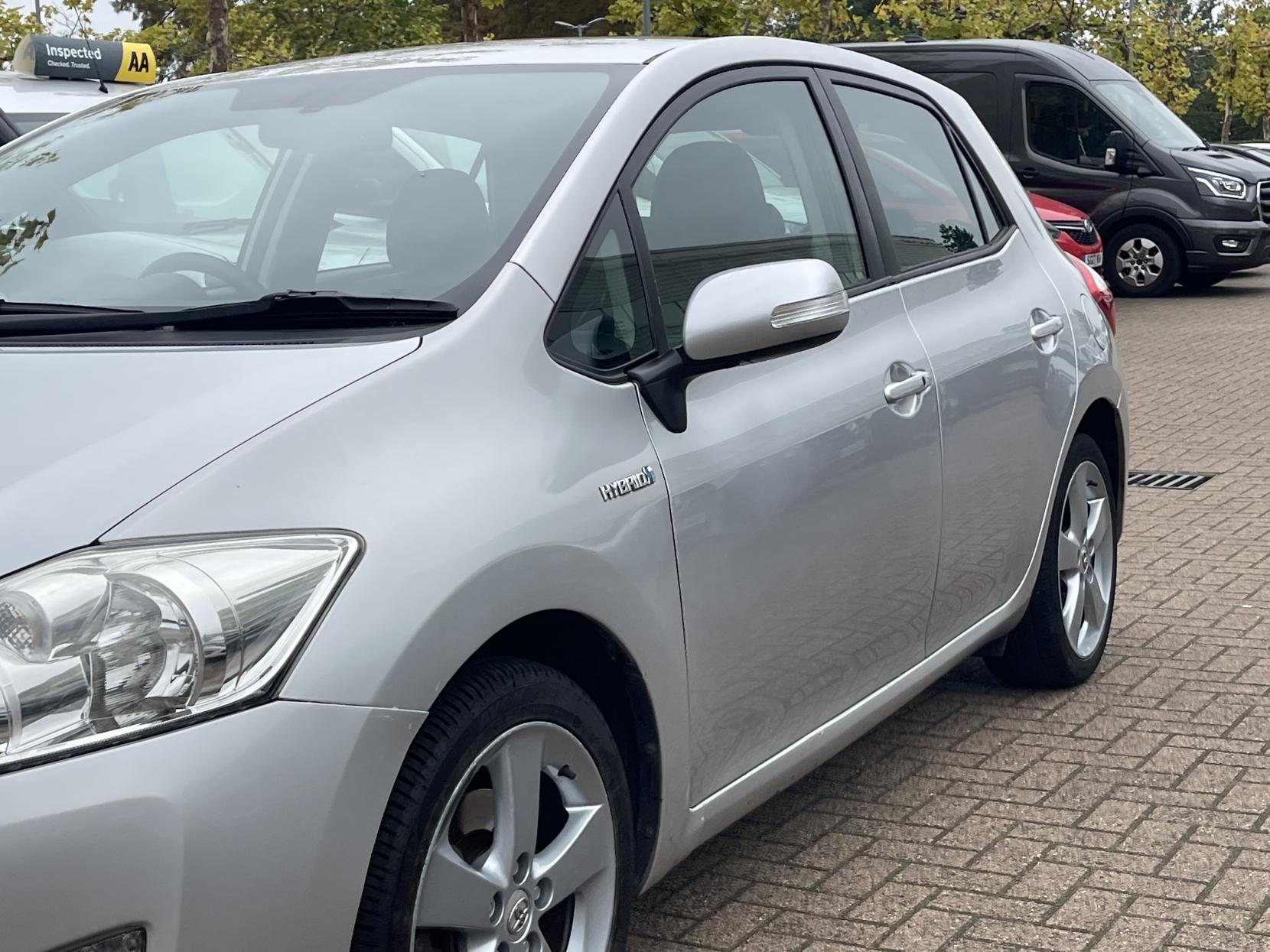 Toyota Auris 1.8 VVT-h T Spirit Hatchback 5dr Petrol Hybrid CVT Euro 5 (s/s) (136 ps)