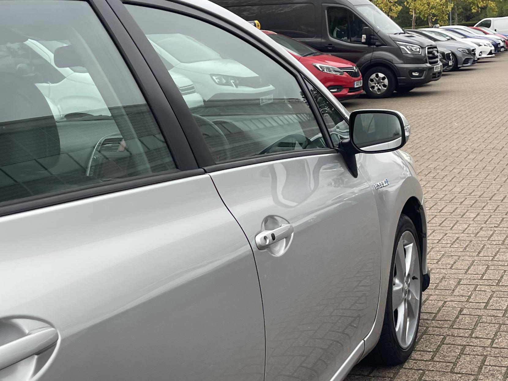 Toyota Auris 1.8 VVT-h T Spirit Hatchback 5dr Petrol Hybrid CVT Euro 5 (s/s) (136 ps)