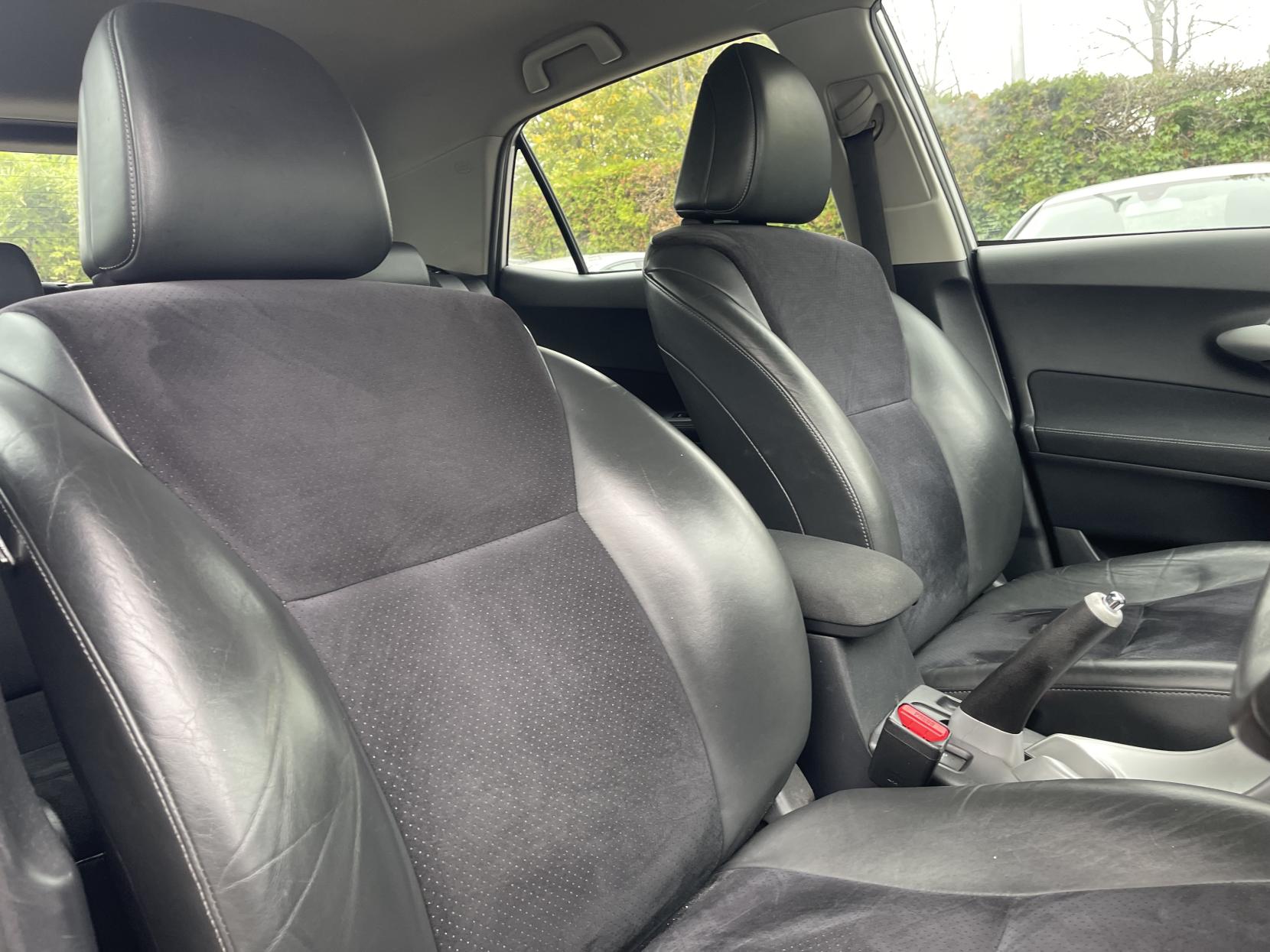 Toyota Auris 1.8 VVT-h T Spirit Hatchback 5dr Petrol Hybrid CVT Euro 5 (s/s) (136 ps)