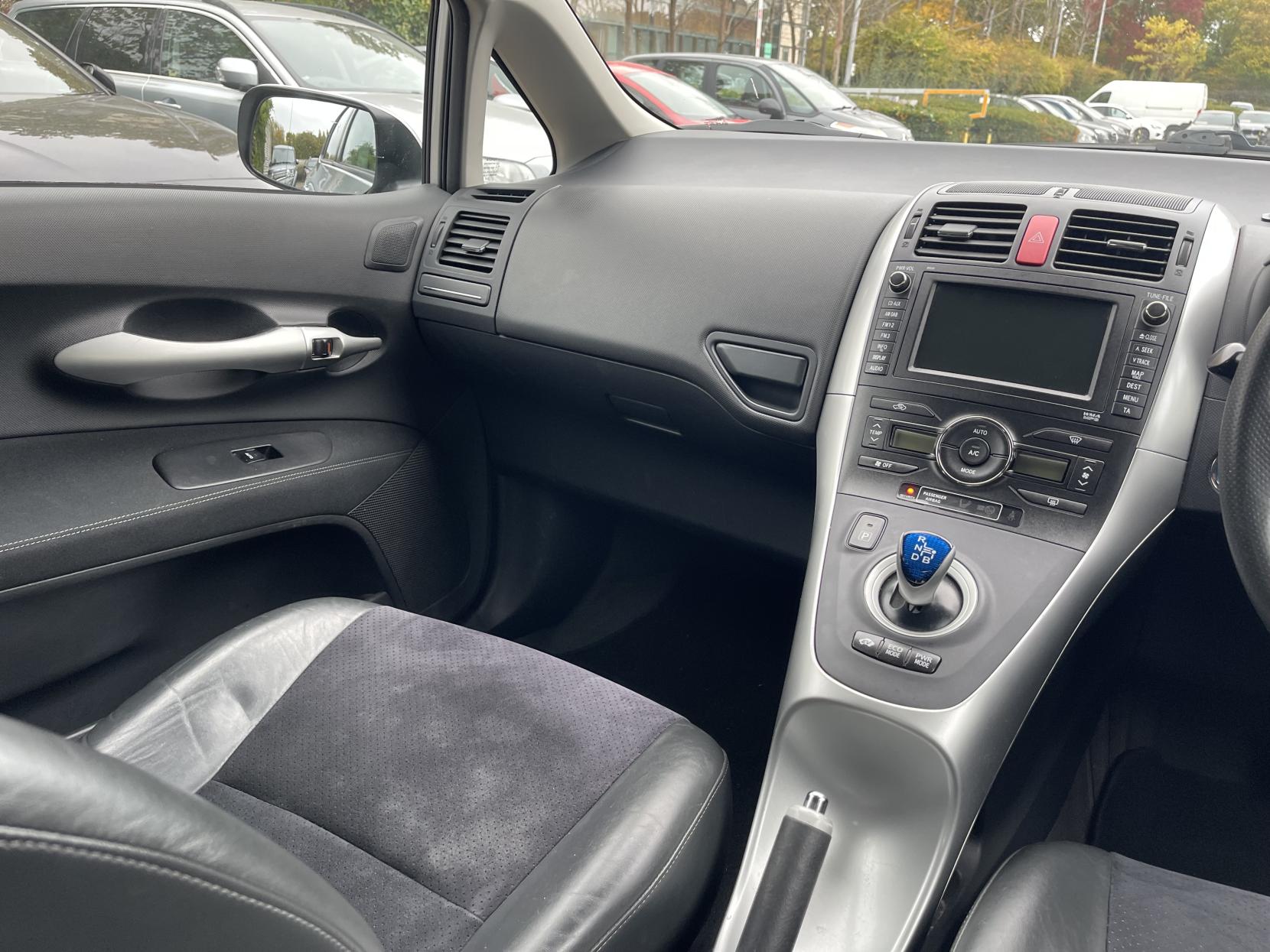 Toyota Auris 1.8 VVT-h T Spirit Hatchback 5dr Petrol Hybrid CVT Euro 5 (s/s) (136 ps)