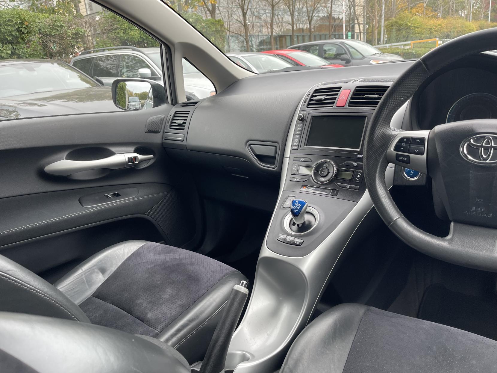 Toyota Auris 1.8 VVT-h T Spirit Hatchback 5dr Petrol Hybrid CVT Euro 5 (s/s) (136 ps)