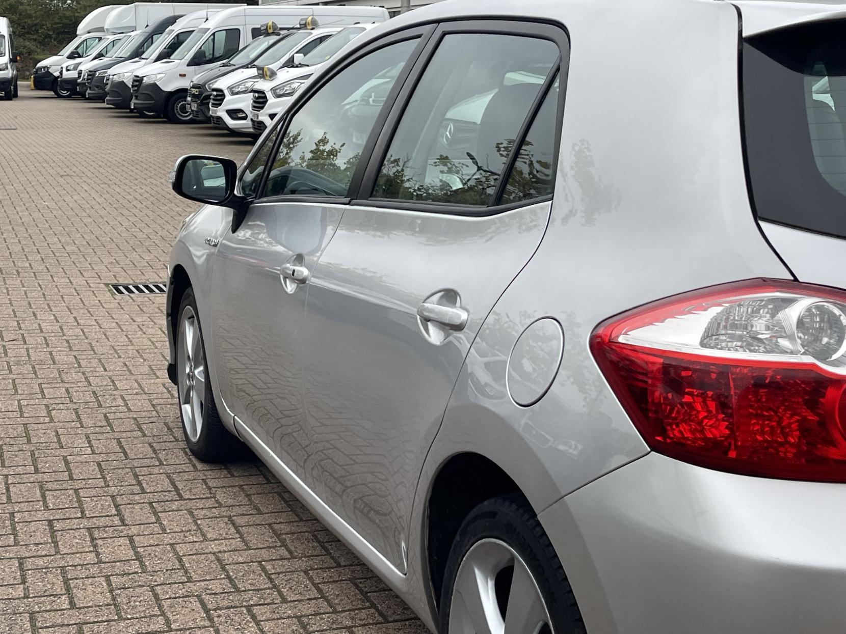 Toyota Auris 1.8 VVT-h T Spirit Hatchback 5dr Petrol Hybrid CVT Euro 5 (s/s) (136 ps)