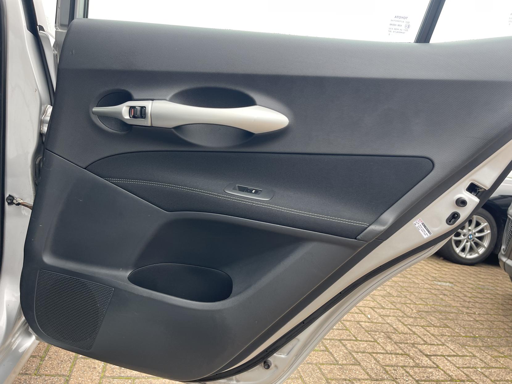 Toyota Auris 1.8 VVT-h T Spirit Hatchback 5dr Petrol Hybrid CVT Euro 5 (s/s) (136 ps)