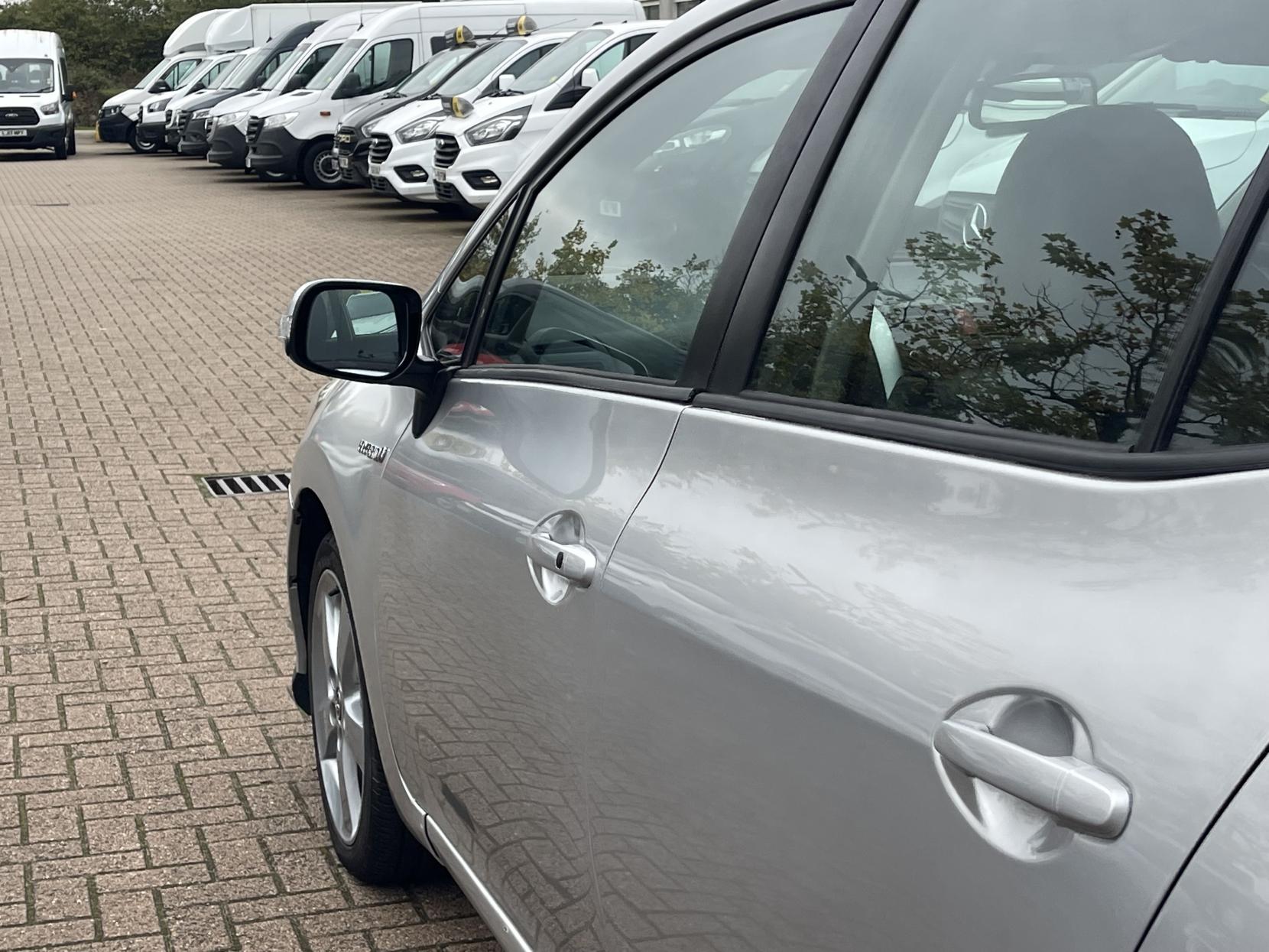 Toyota Auris 1.8 VVT-h T Spirit Hatchback 5dr Petrol Hybrid CVT Euro 5 (s/s) (136 ps)