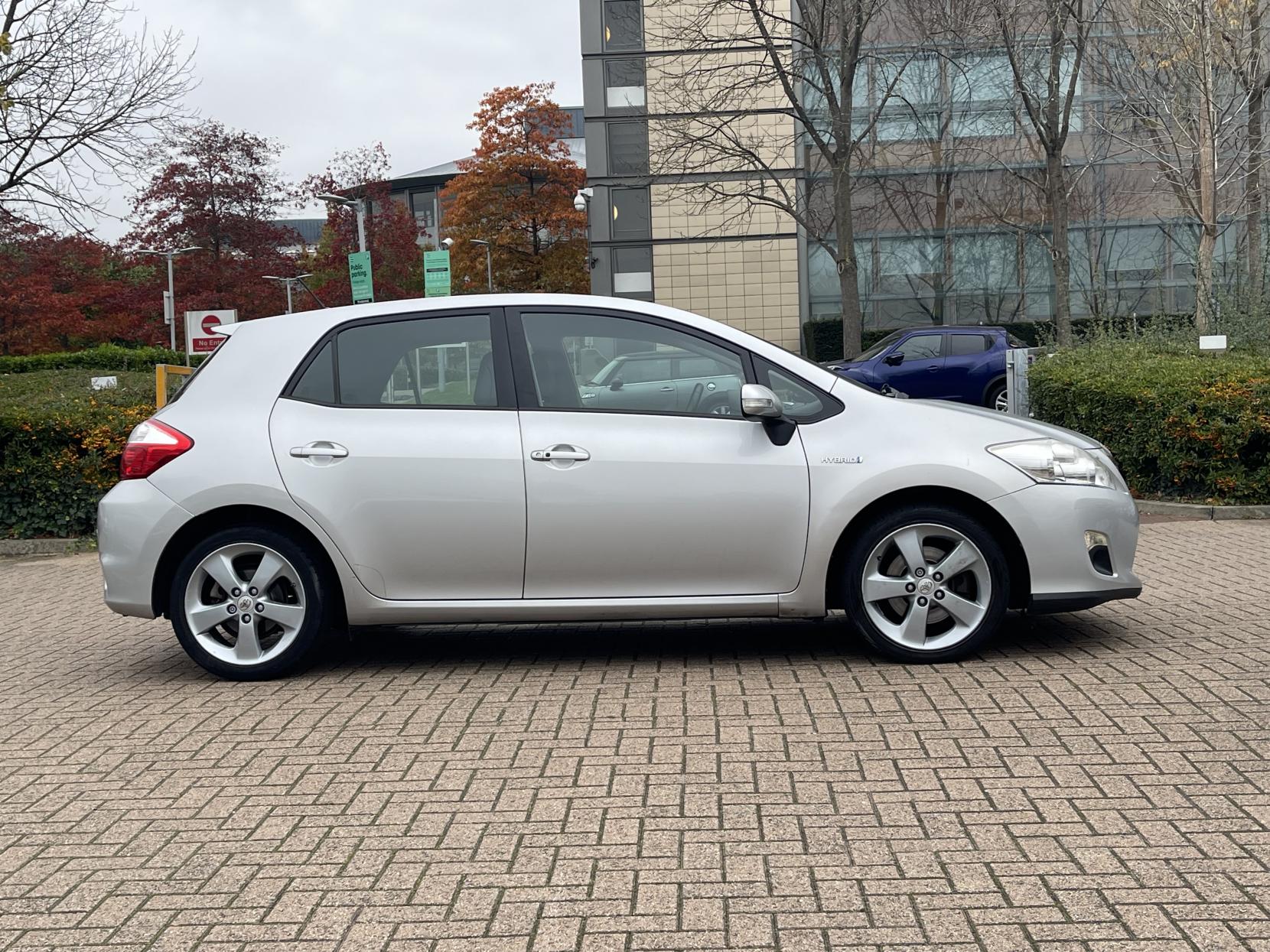 Toyota Auris 1.8 VVT-h T Spirit Hatchback 5dr Petrol Hybrid CVT Euro 5 (s/s) (136 ps)