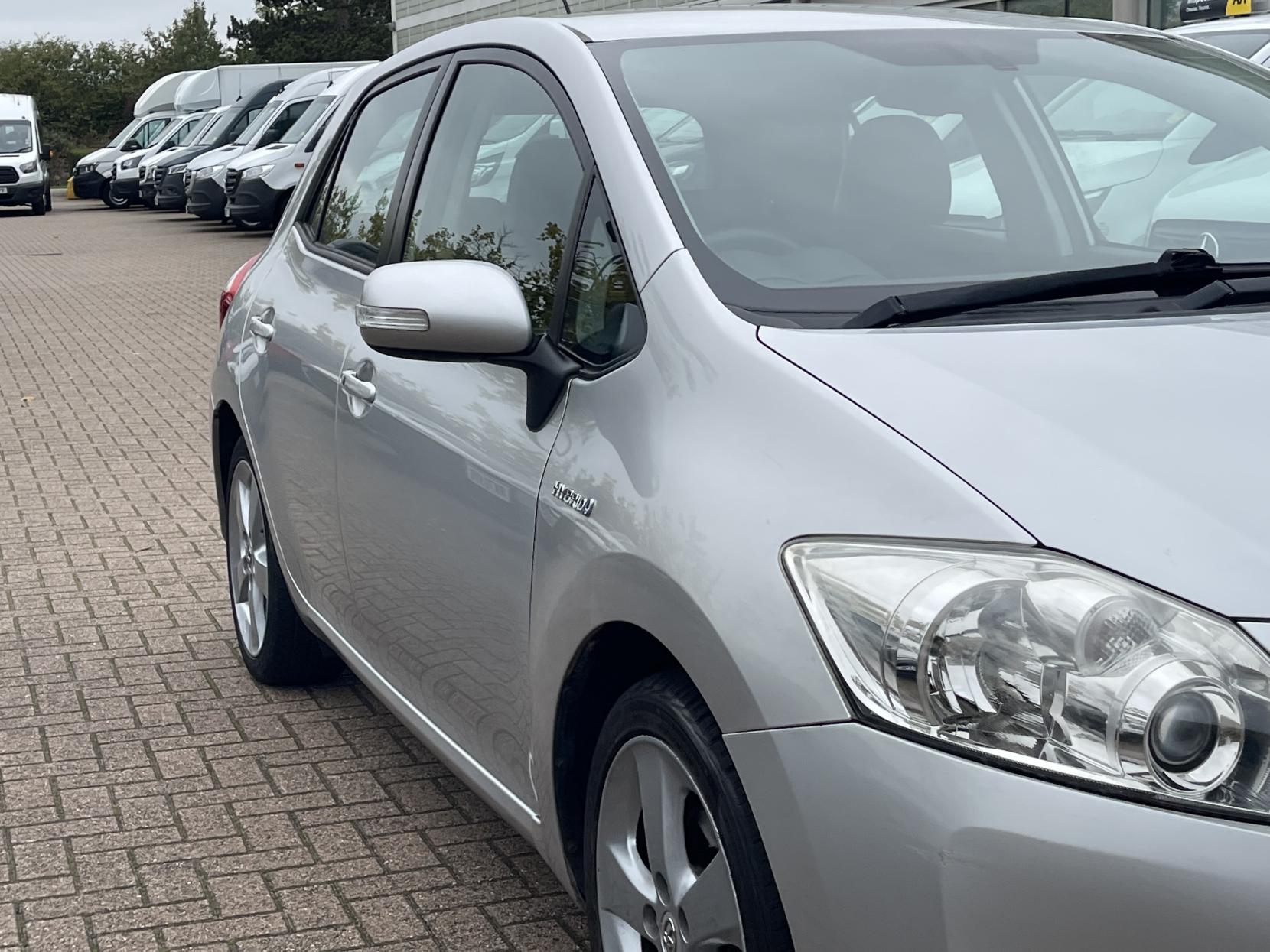 Toyota Auris 1.8 VVT-h T Spirit Hatchback 5dr Petrol Hybrid CVT Euro 5 (s/s) (136 ps)