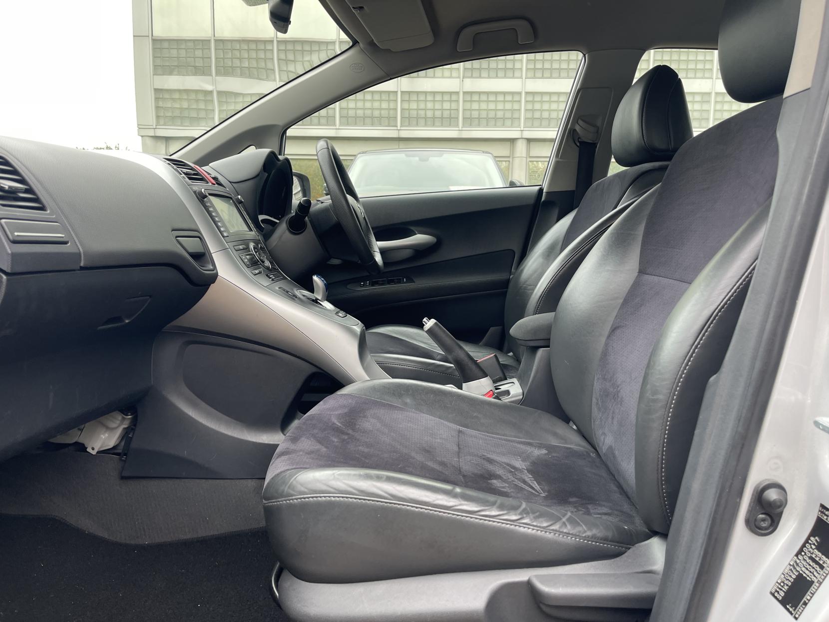 Toyota Auris 1.8 VVT-h T Spirit Hatchback 5dr Petrol Hybrid CVT Euro 5 (s/s) (136 ps)