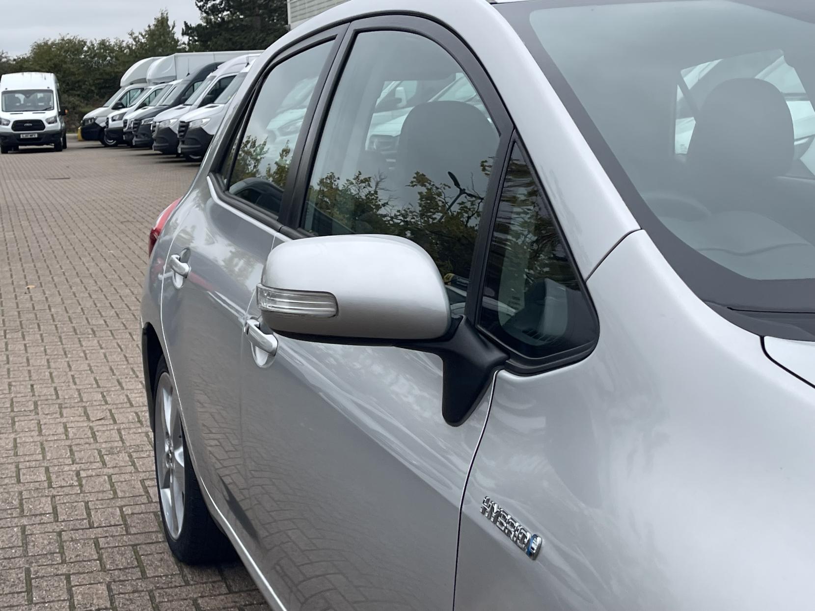 Toyota Auris 1.8 VVT-h T Spirit Hatchback 5dr Petrol Hybrid CVT Euro 5 (s/s) (136 ps)