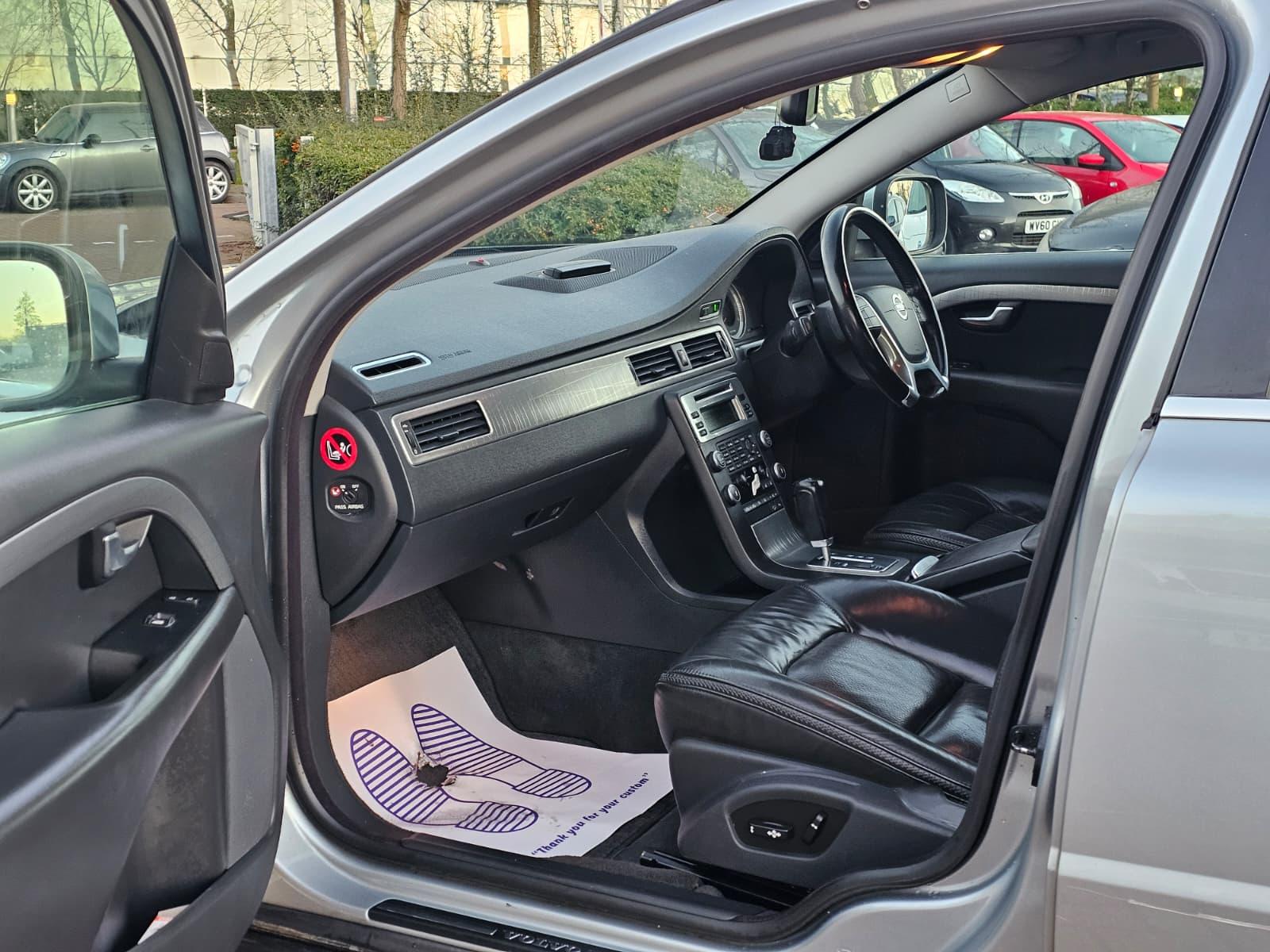 Volvo XC70 2.4 D5 SE Lux Premium Estate 5dr Diesel Geartronic AWD Euro 5 (205 ps)