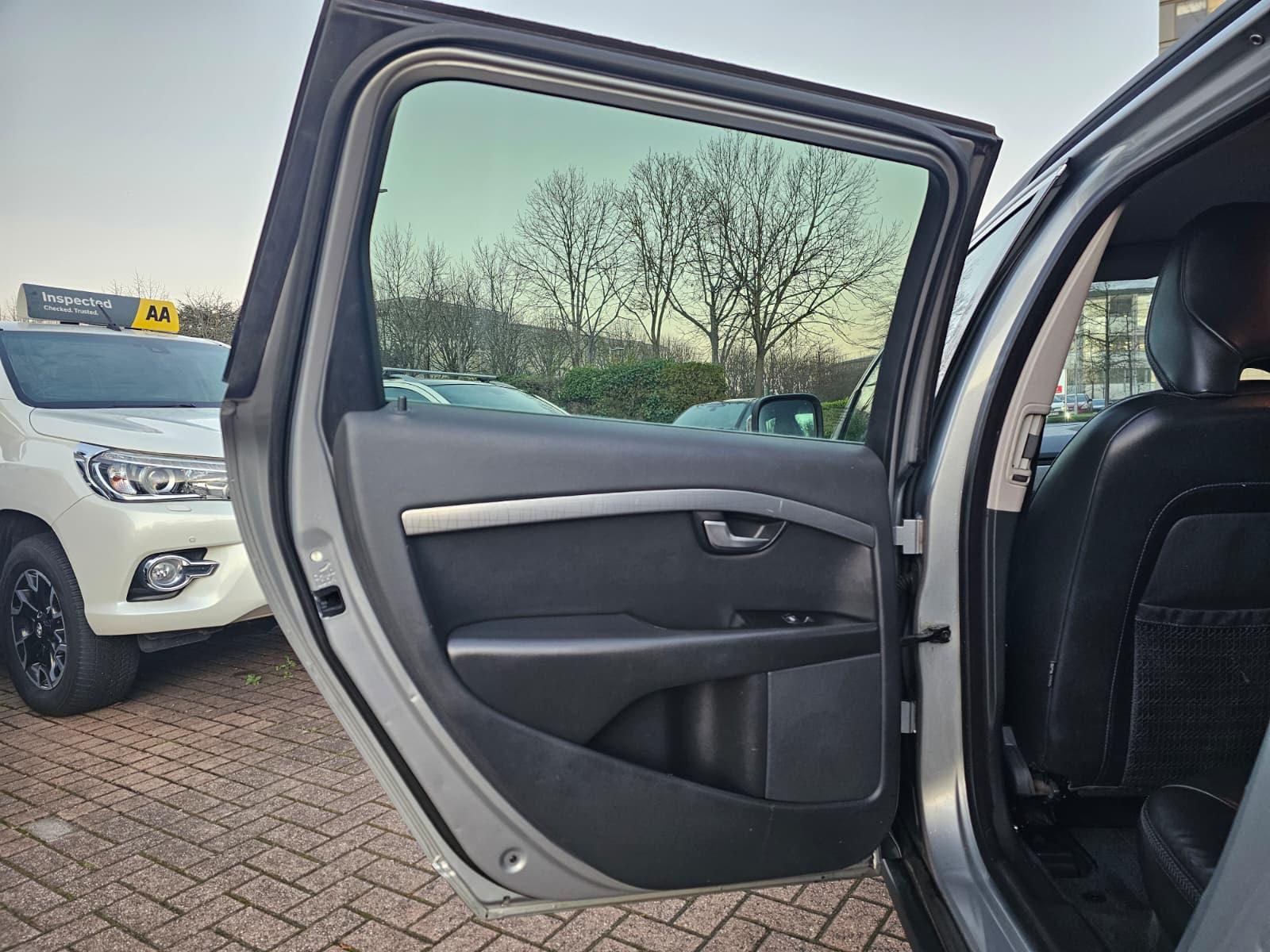 Volvo XC70 2.4 D5 SE Lux Premium Estate 5dr Diesel Geartronic AWD Euro 5 (205 ps)