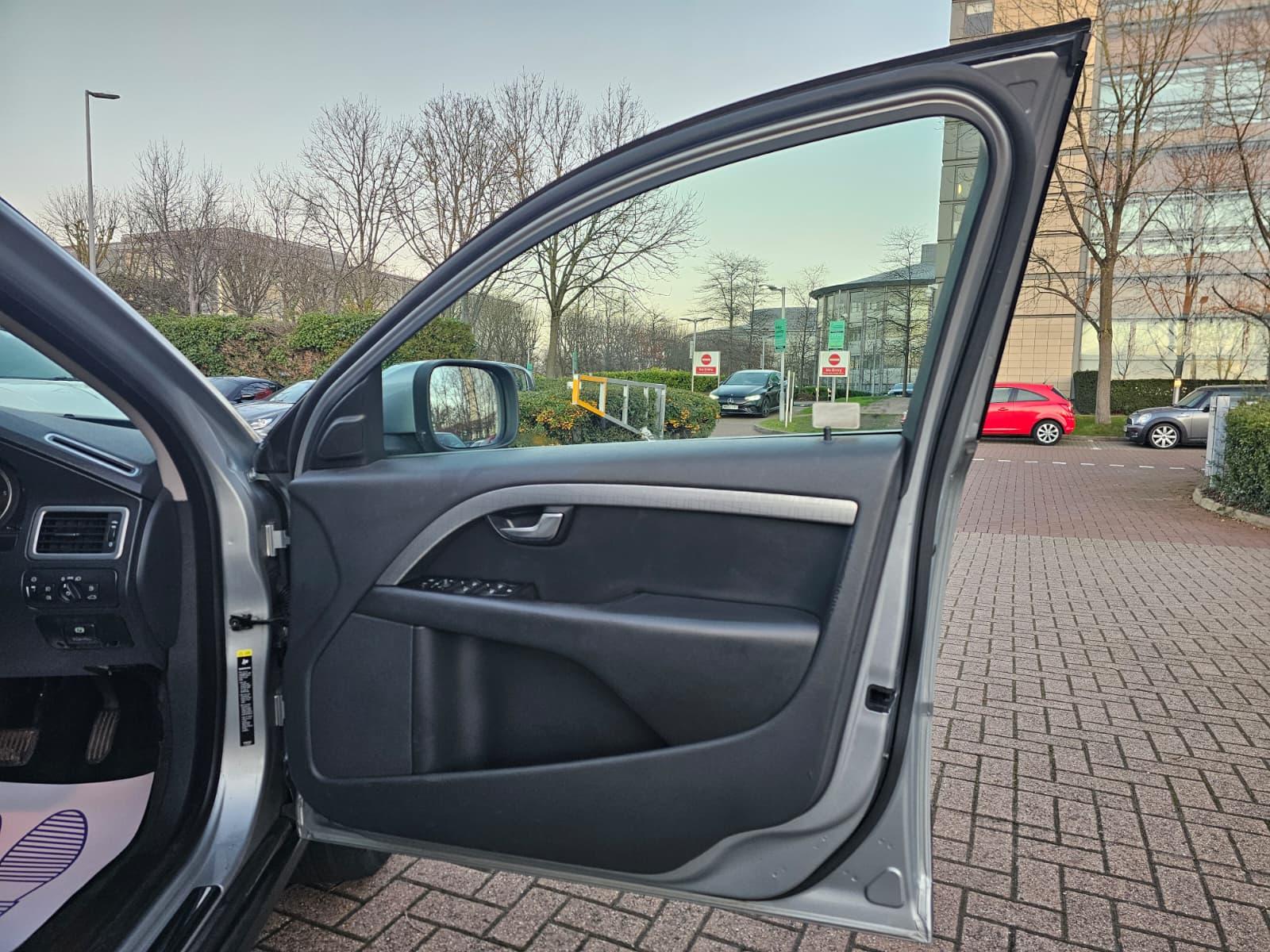 Volvo XC70 2.4 D5 SE Lux Premium Estate 5dr Diesel Geartronic AWD Euro 5 (205 ps)