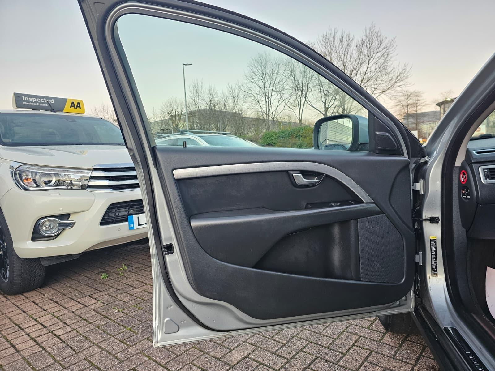 Volvo XC70 2.4 D5 SE Lux Premium Estate 5dr Diesel Geartronic AWD Euro 5 (205 ps)