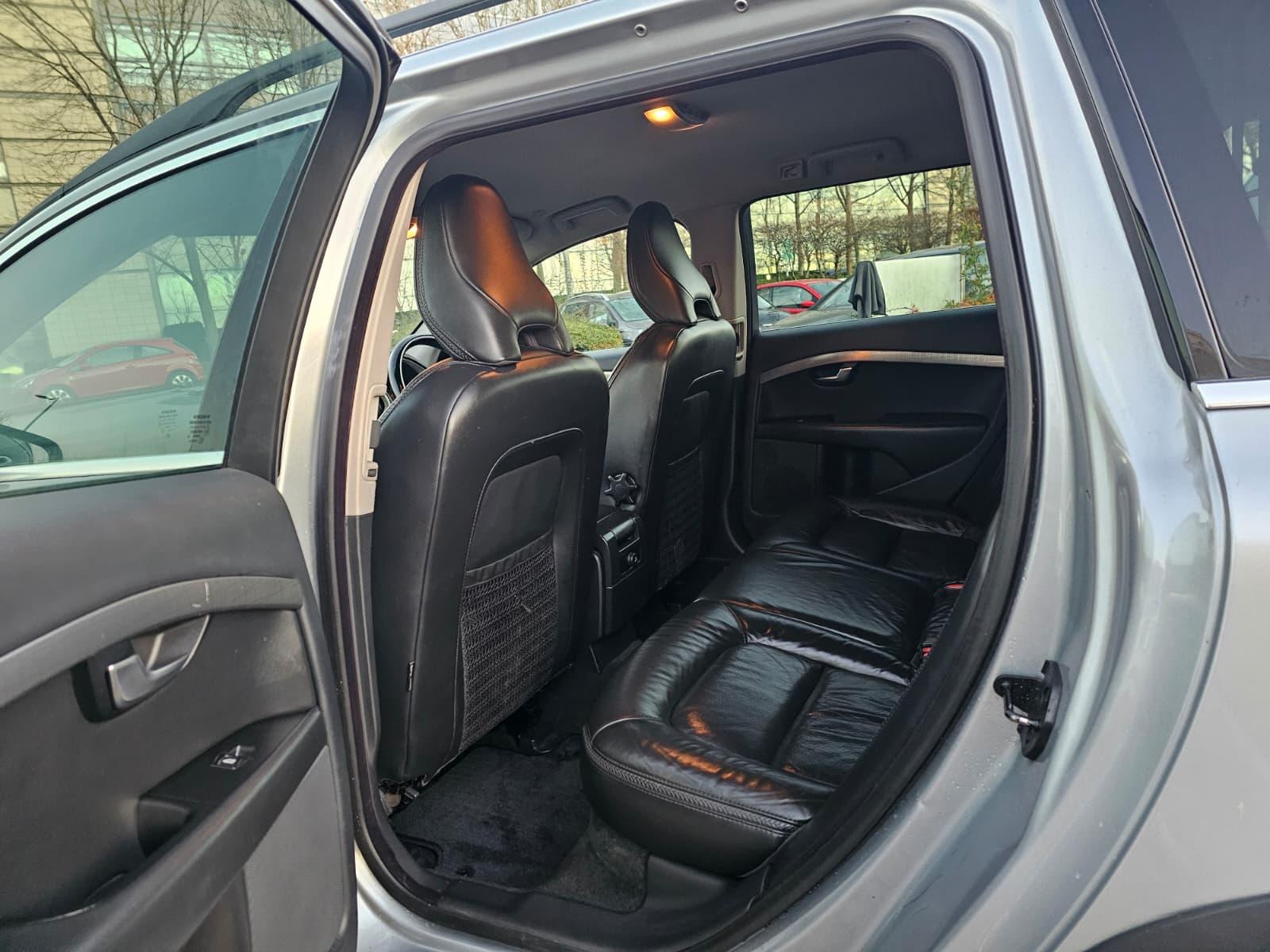 Volvo XC70 2.4 D5 SE Lux Premium Estate 5dr Diesel Geartronic AWD Euro 5 (205 ps)