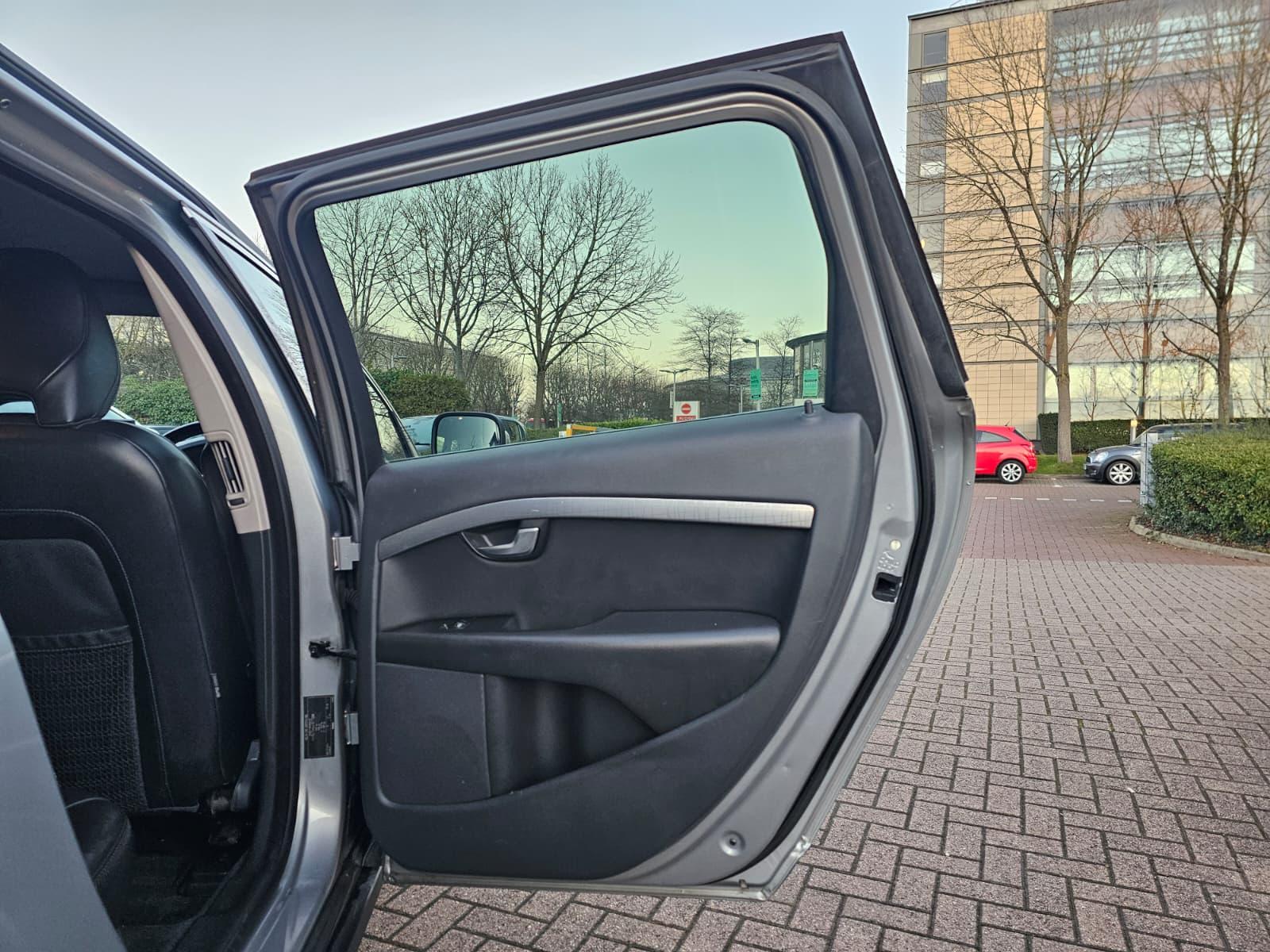 Volvo XC70 2.4 D5 SE Lux Premium Estate 5dr Diesel Geartronic AWD Euro 5 (205 ps)