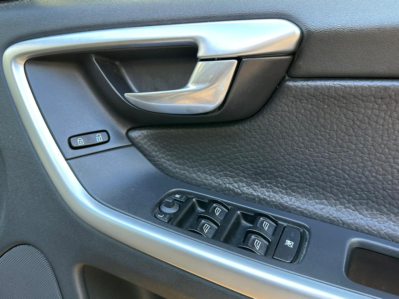 Volvo XC60 2.4D S SUV 5dr Diesel Geartronic Euro 4 (175 ps)