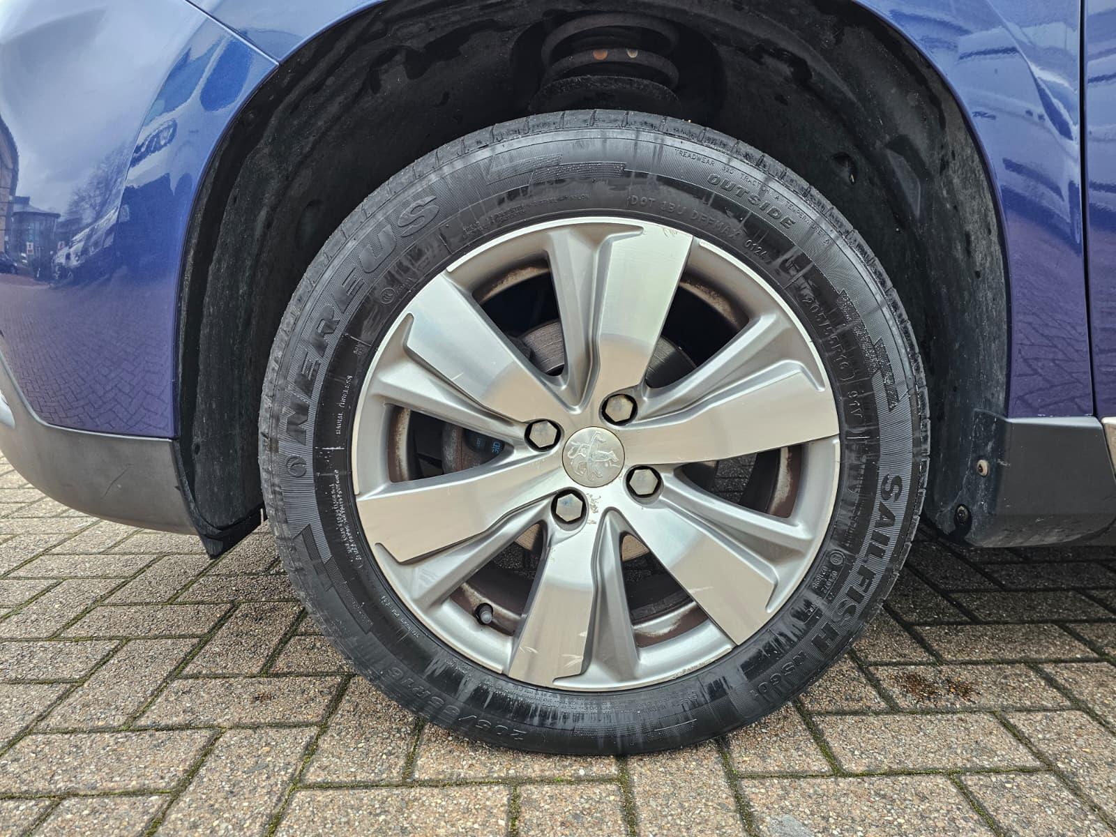 Peugeot 2008 1.6 e-HDi Allure SUV 5dr Diesel EGC Euro 5 (s/s) (92 ps)