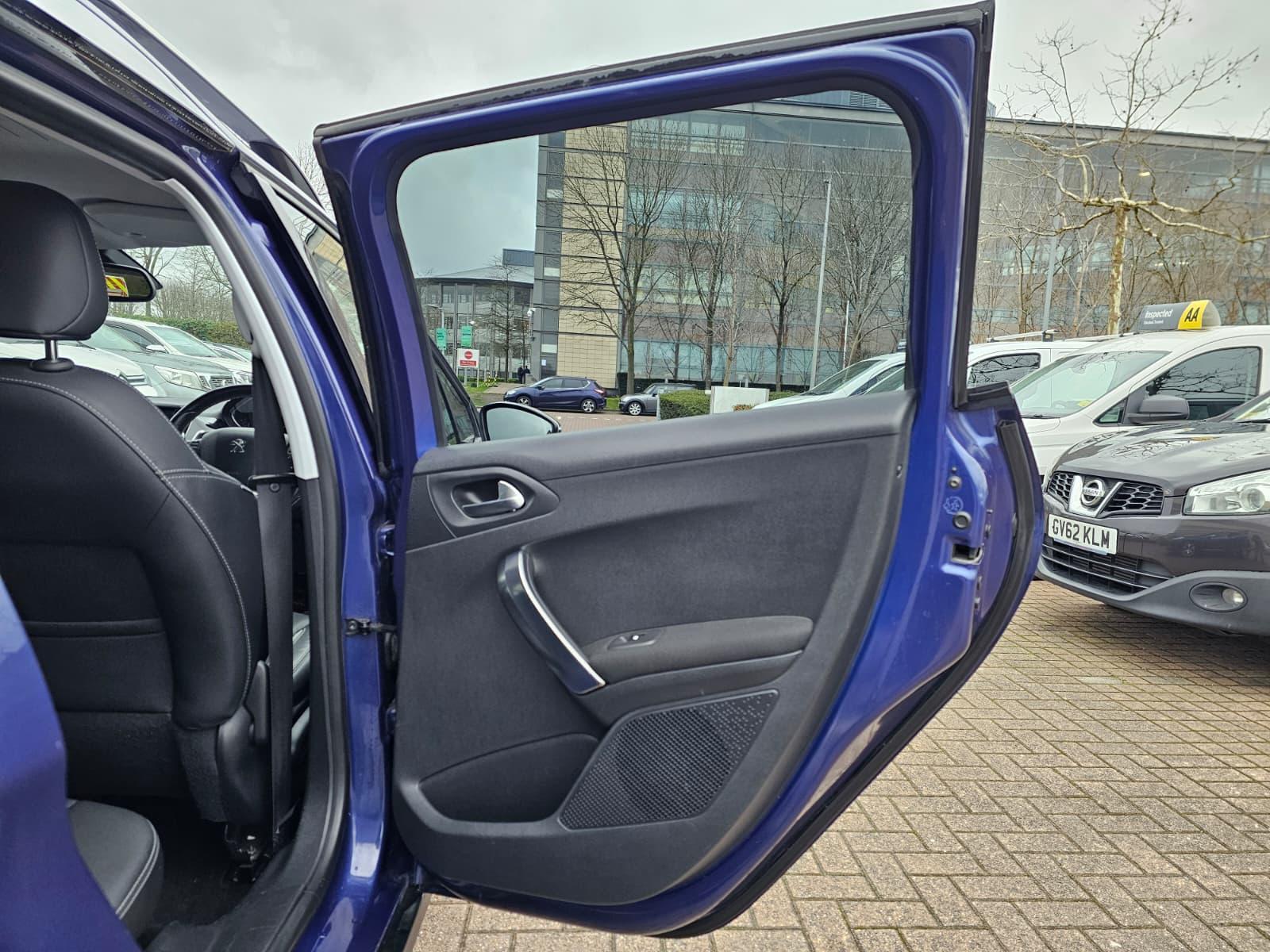 Peugeot 2008 1.6 e-HDi Allure SUV 5dr Diesel EGC Euro 5 (s/s) (92 ps)