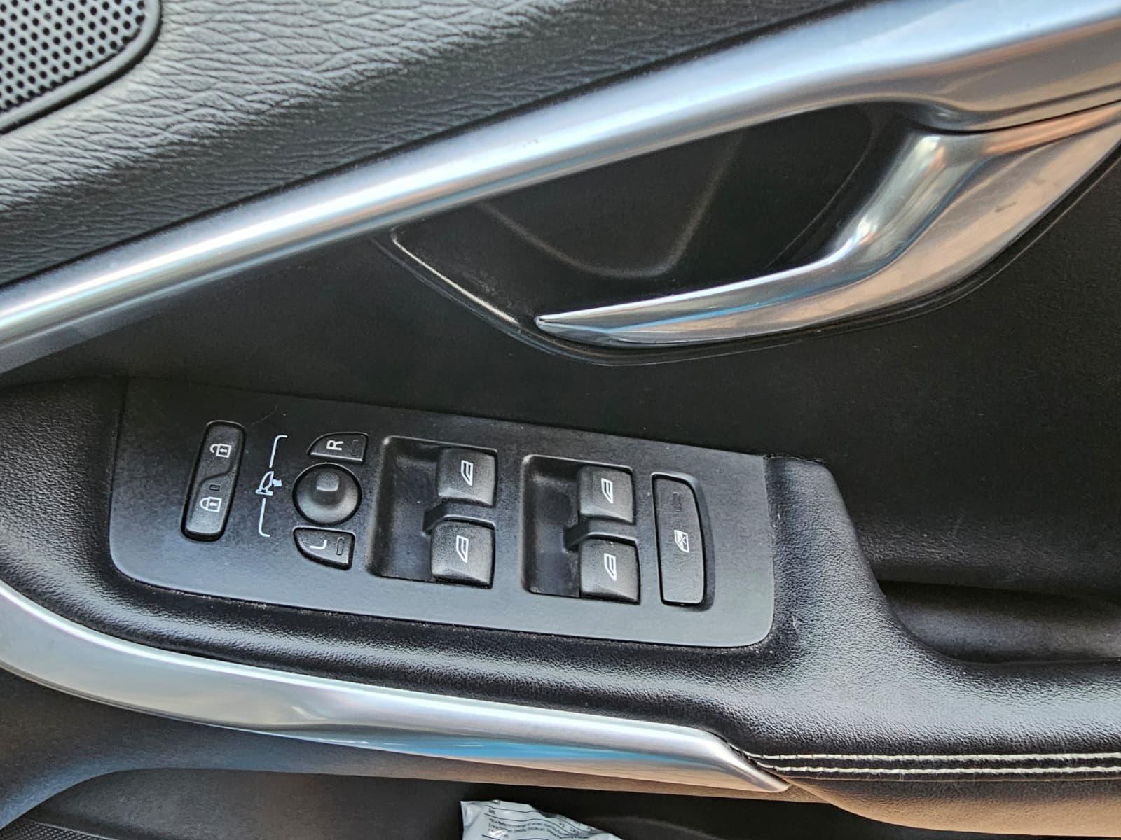 Volvo V40 2.0 T5 R-Design Lux Nav Hatchback 5dr Petrol Geartronic Euro 6 (s/s) (245 ps)