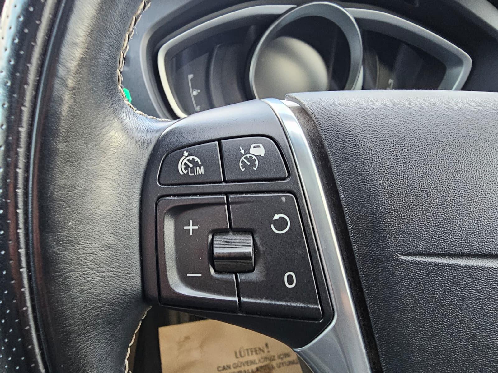 Volvo V40 2.0 T5 R-Design Lux Nav Hatchback 5dr Petrol Geartronic Euro 6 (s/s) (245 ps)