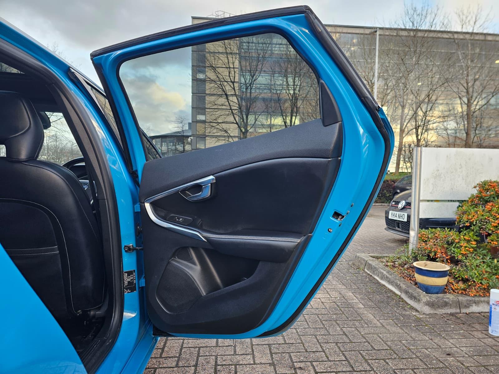 Volvo V40 2.0 T5 R-Design Lux Nav Hatchback 5dr Petrol Geartronic Euro 6 (s/s) (245 ps)