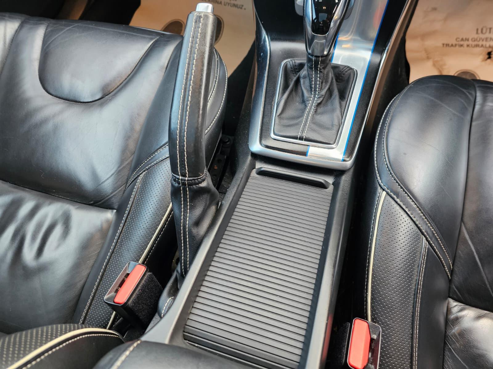 Volvo V40 2.0 T5 R-Design Lux Nav Hatchback 5dr Petrol Geartronic Euro 6 (s/s) (245 ps)