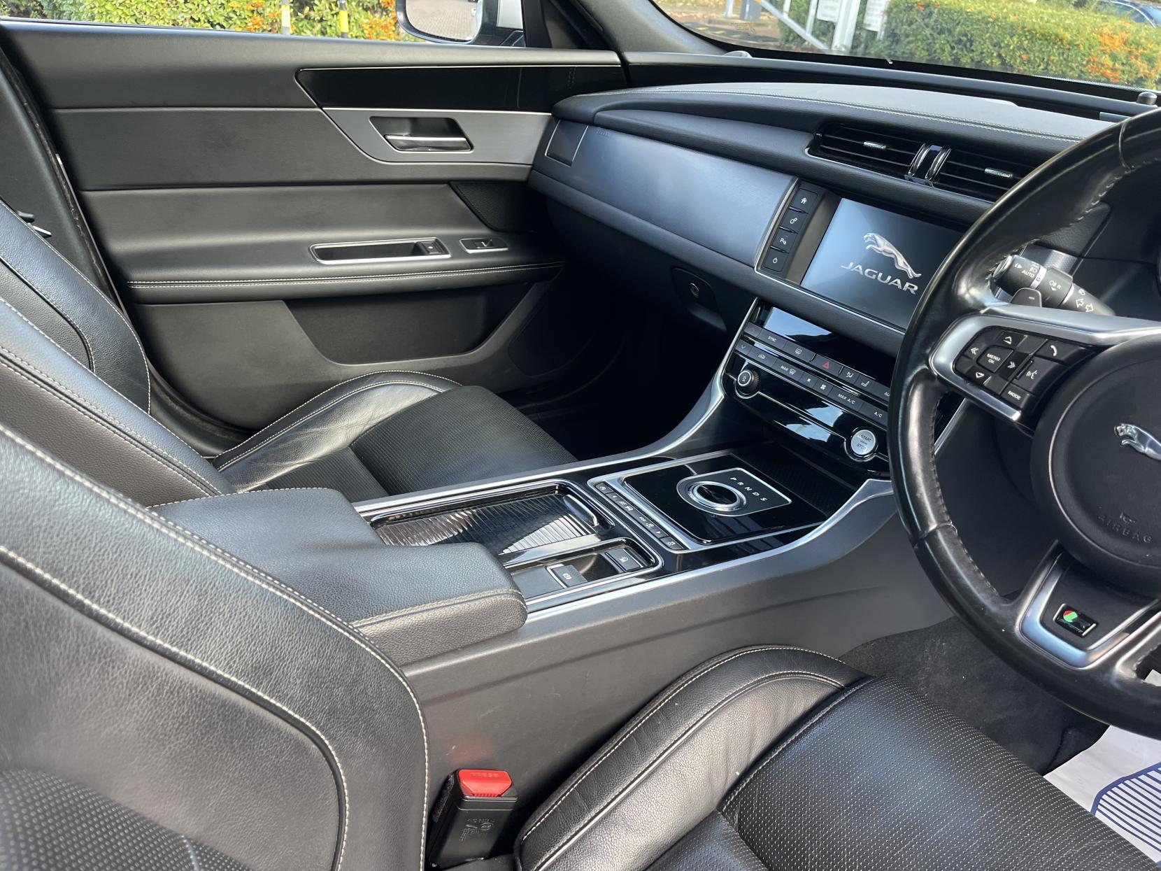 Jaguar XF 2.0d R-Sport Saloon 4dr Diesel Auto Euro 6 (s/s) (180 ps)