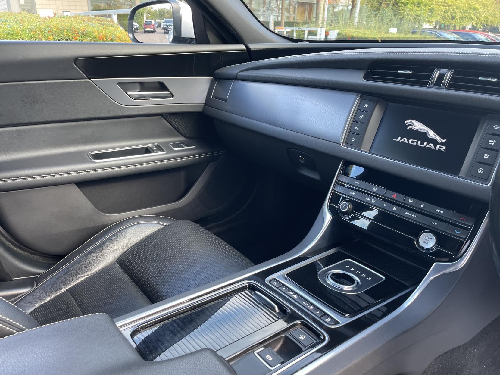 Jaguar XF 2.0d R-Sport Saloon 4dr Diesel Auto Euro 6 (s/s) (180 ps)