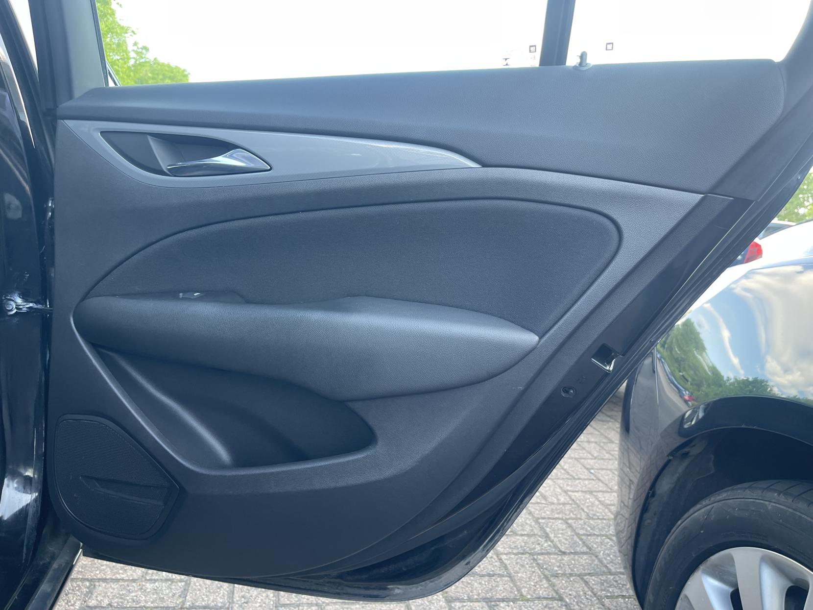 Vauxhall Insignia 1.6 Turbo D BlueInjection Design Nav Grand Sport 5dr Diesel Automatic Euro 6 (s/s) (136 ps)