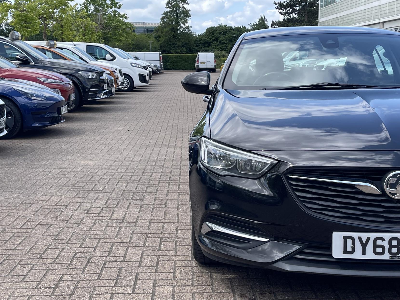 Vauxhall Insignia 1.6 Turbo D BlueInjection Design Nav Grand Sport 5dr Diesel Automatic Euro 6 (s/s) (136 ps)