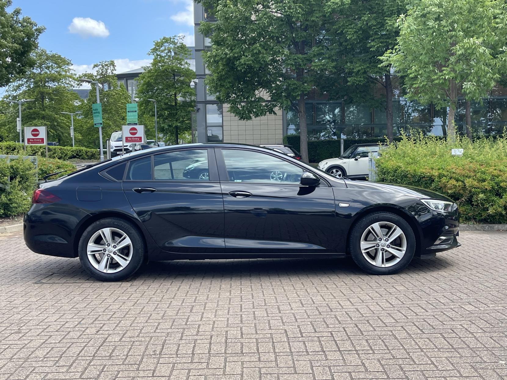 Vauxhall Insignia 1.6 Turbo D BlueInjection Design Nav Grand Sport 5dr Diesel Automatic Euro 6 (s/s) (136 ps)